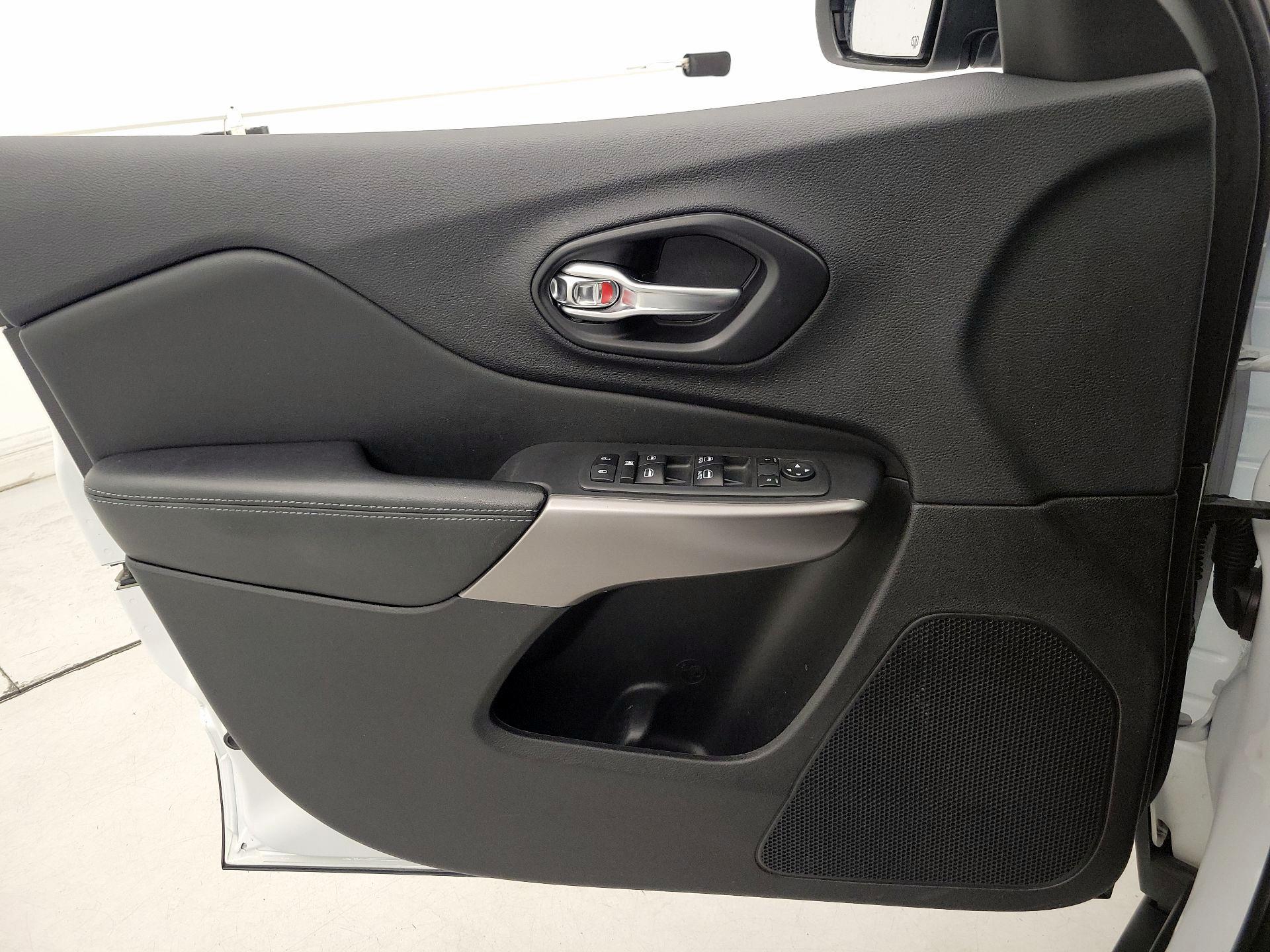 Thumbnail: 2021 Jeep Cherokee - 12