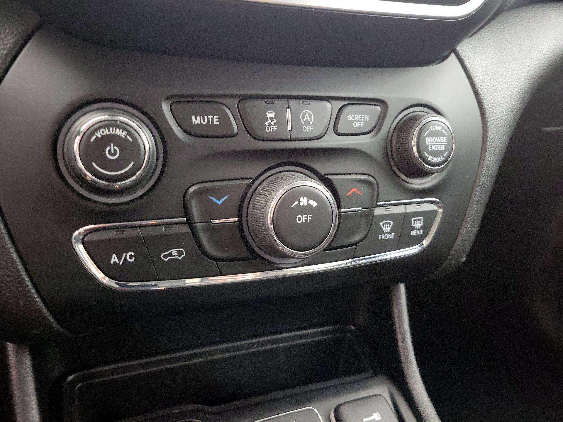 Thumbnail: 2021 Jeep Cherokee - 16