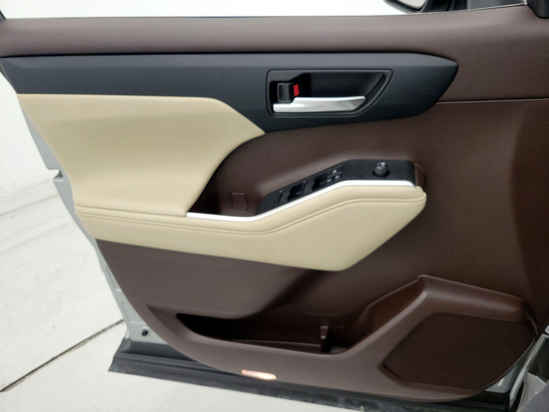 Thumbnail: 2021 Toyota Highlander - 12