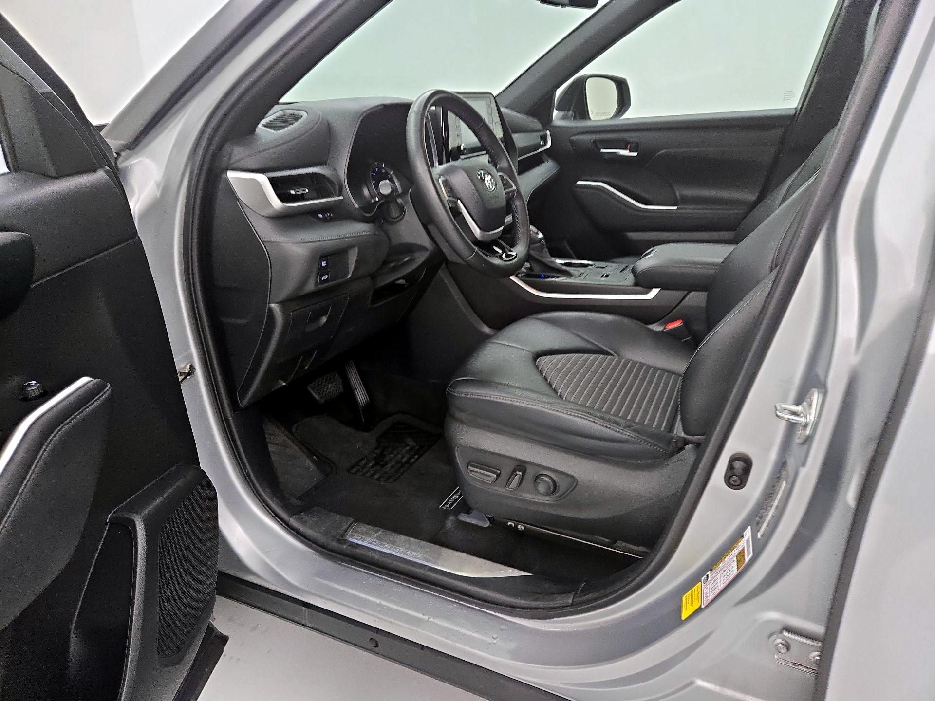 Thumbnail: 2022 Toyota Highlander - 11