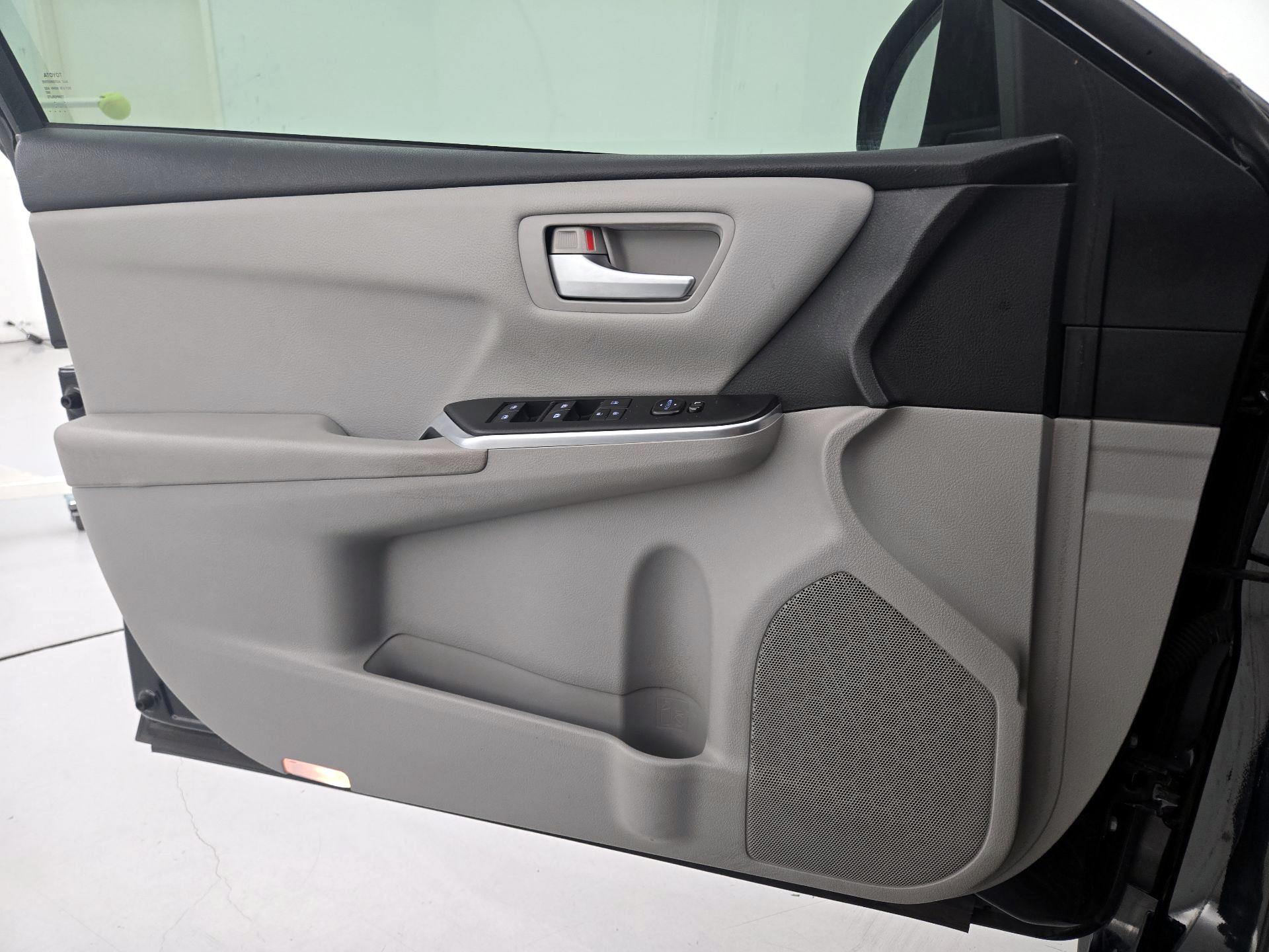 Thumbnail: 2016 Toyota Camry - 12