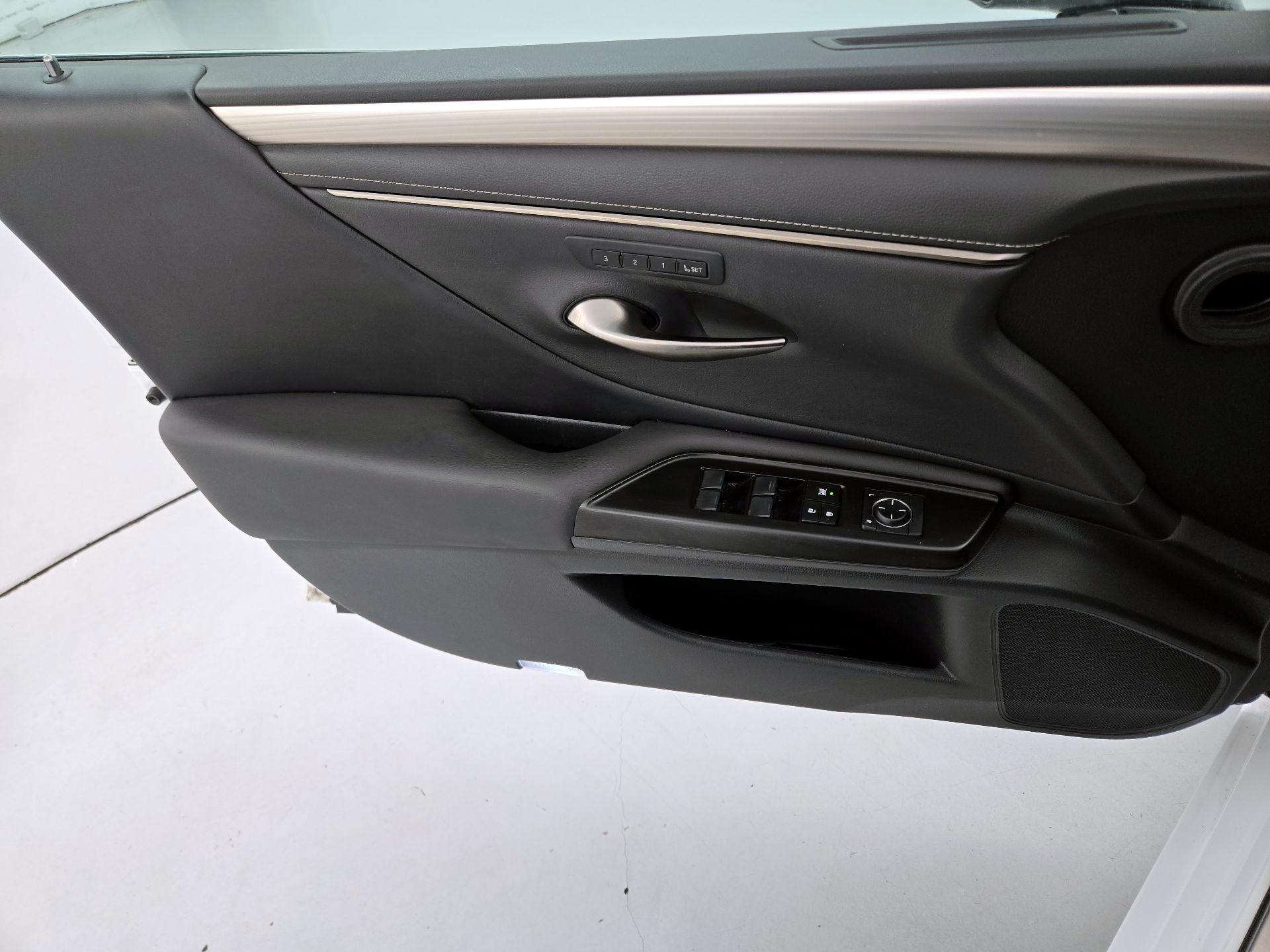 Thumbnail: 2019 Lexus ES - 12