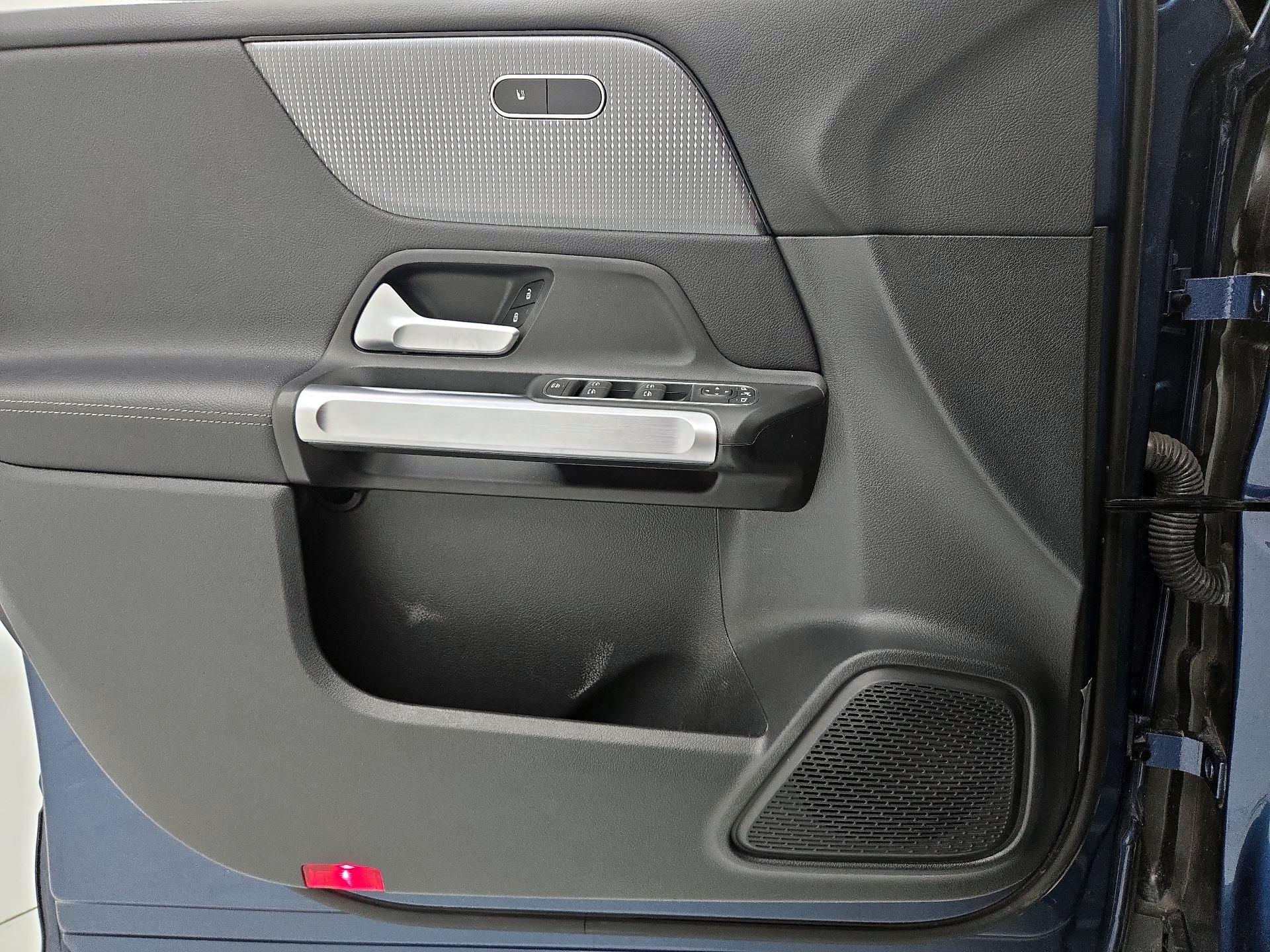 Thumbnail: 2022 Mercedes-Benz GLB - 12