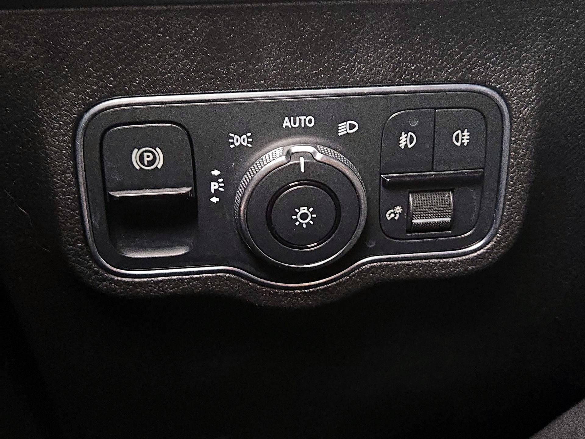 Thumbnail: 2022 Mercedes-Benz GLB - 13