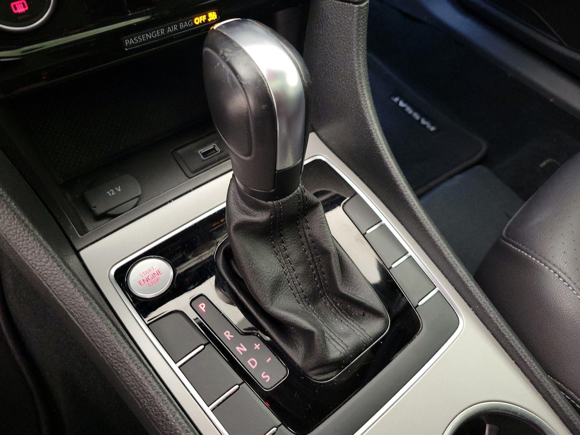 Thumbnail: 2022 Volkswagen Passat - 17