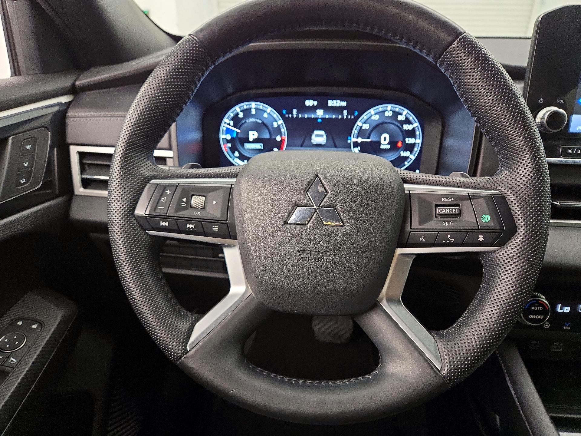 Thumbnail: 2023 Mitsubishi Outlander - 10