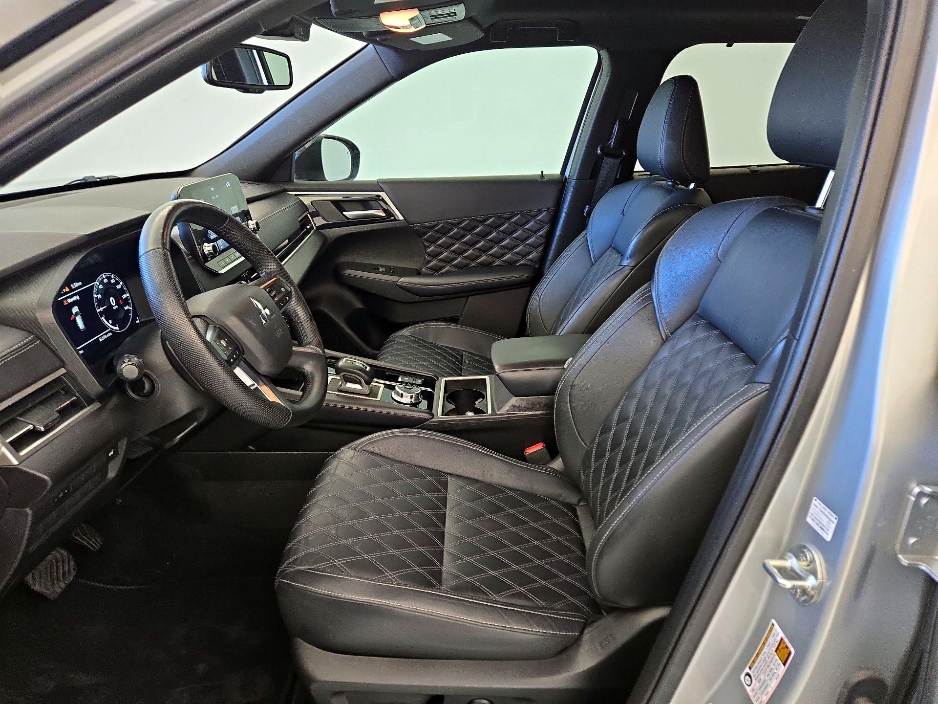 Thumbnail: 2023 Mitsubishi Outlander - 11