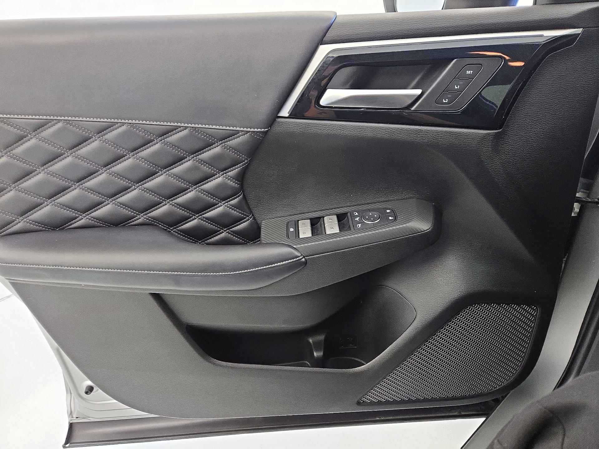 Thumbnail: 2023 Mitsubishi Outlander - 12