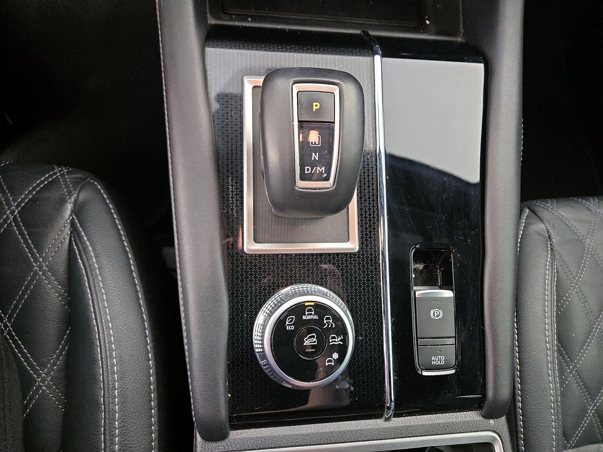 Thumbnail: 2023 Mitsubishi Outlander - 17