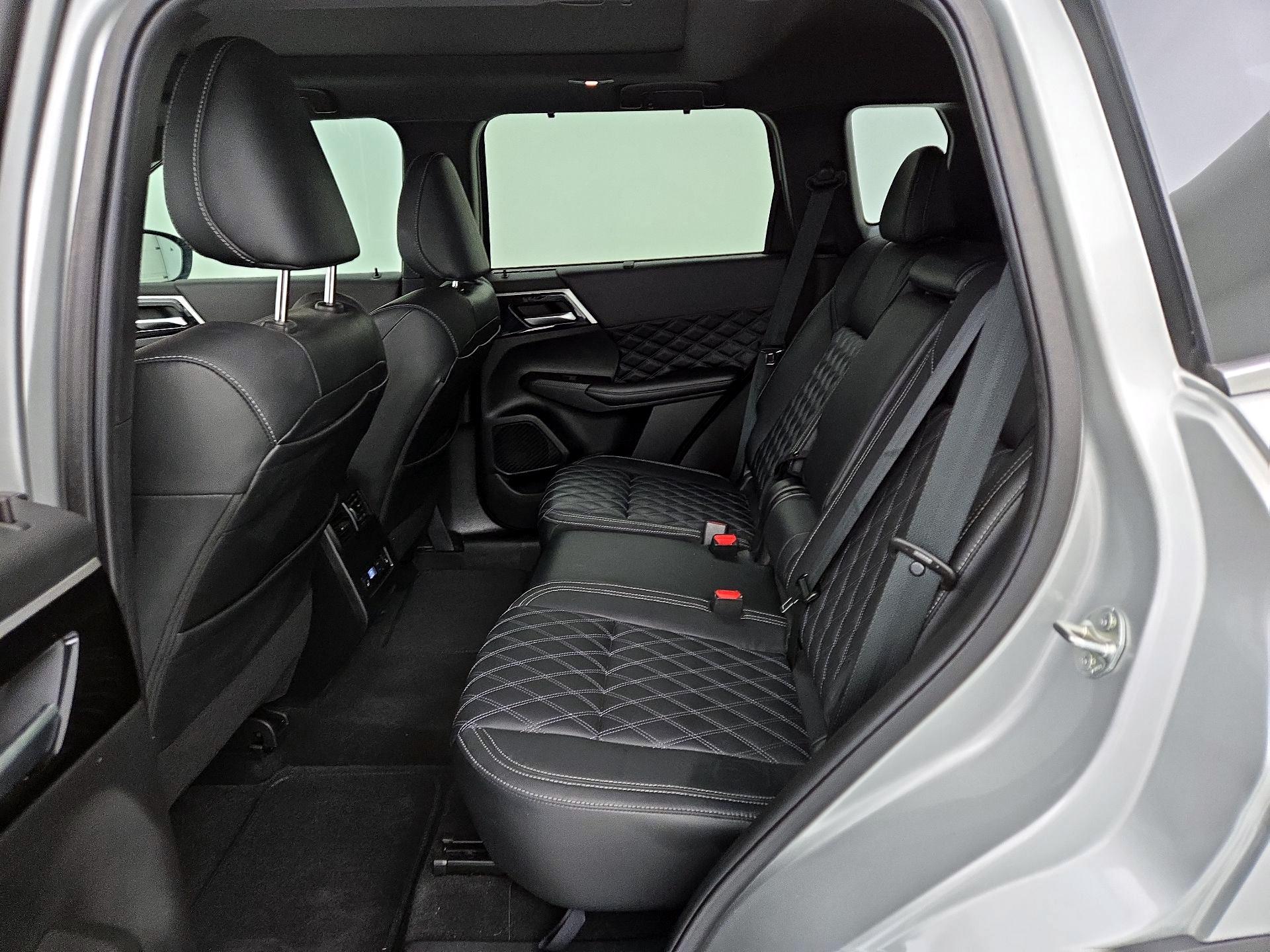 Thumbnail: 2023 Mitsubishi Outlander - 19