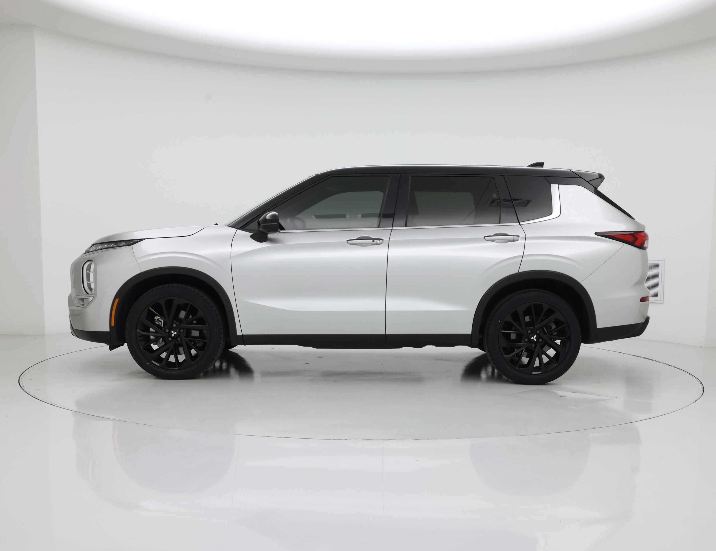 Thumbnail: 2023 Mitsubishi Outlander - 3