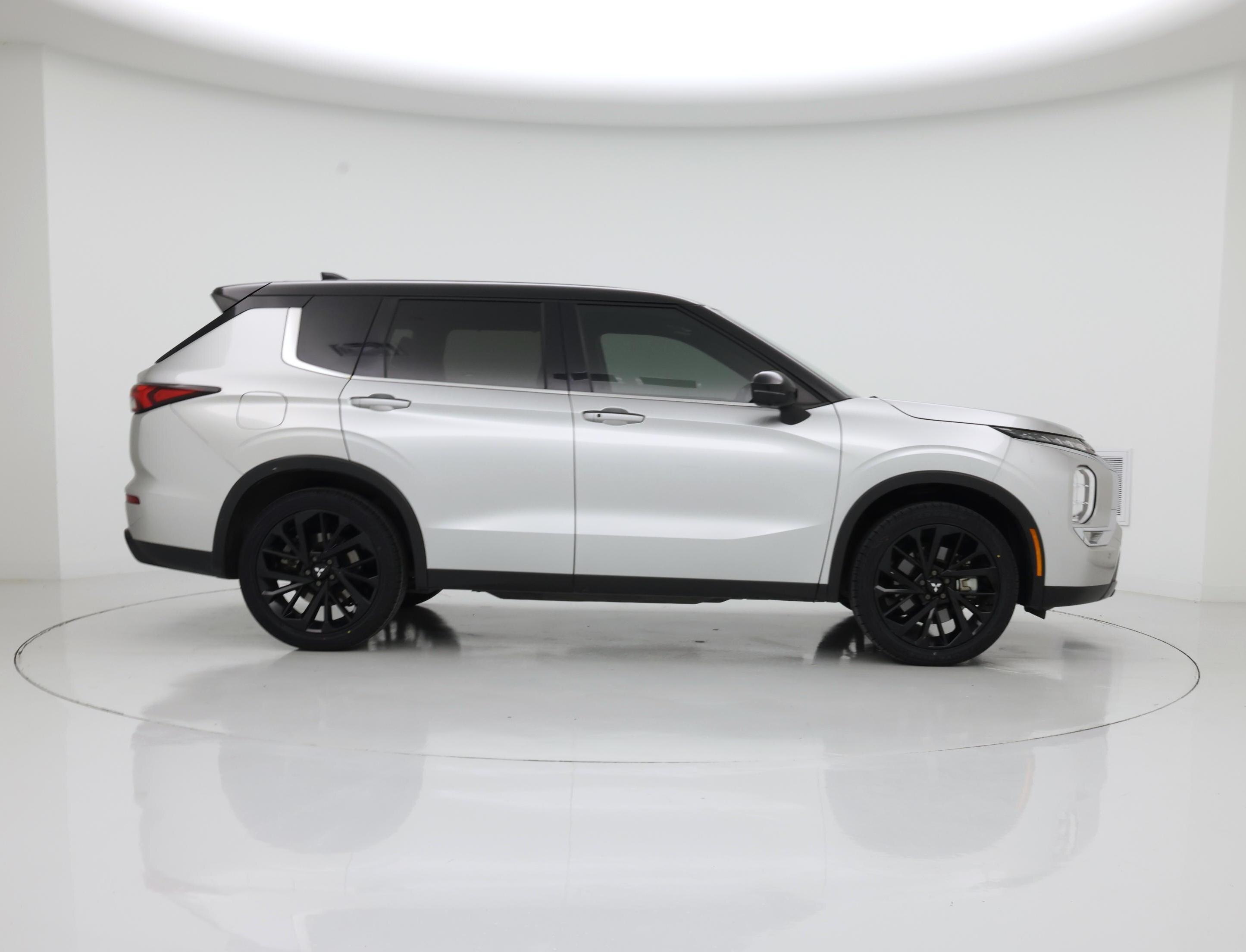 Thumbnail: 2023 Mitsubishi Outlander - 7