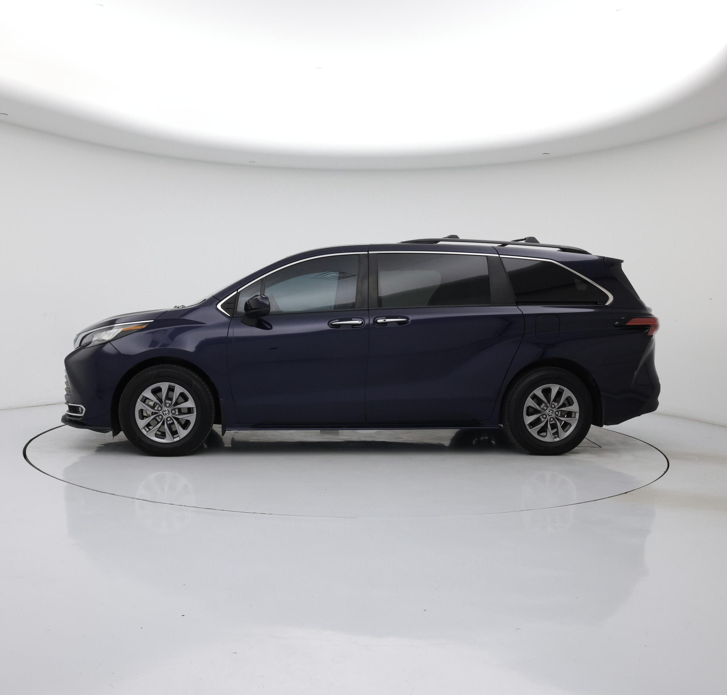Thumbnail: 2022 Toyota Sienna - 3