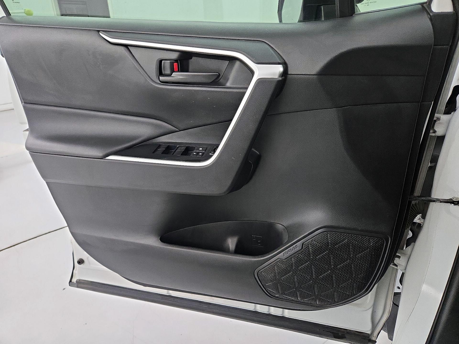 Thumbnail: 2020 Toyota RAV4 - 12