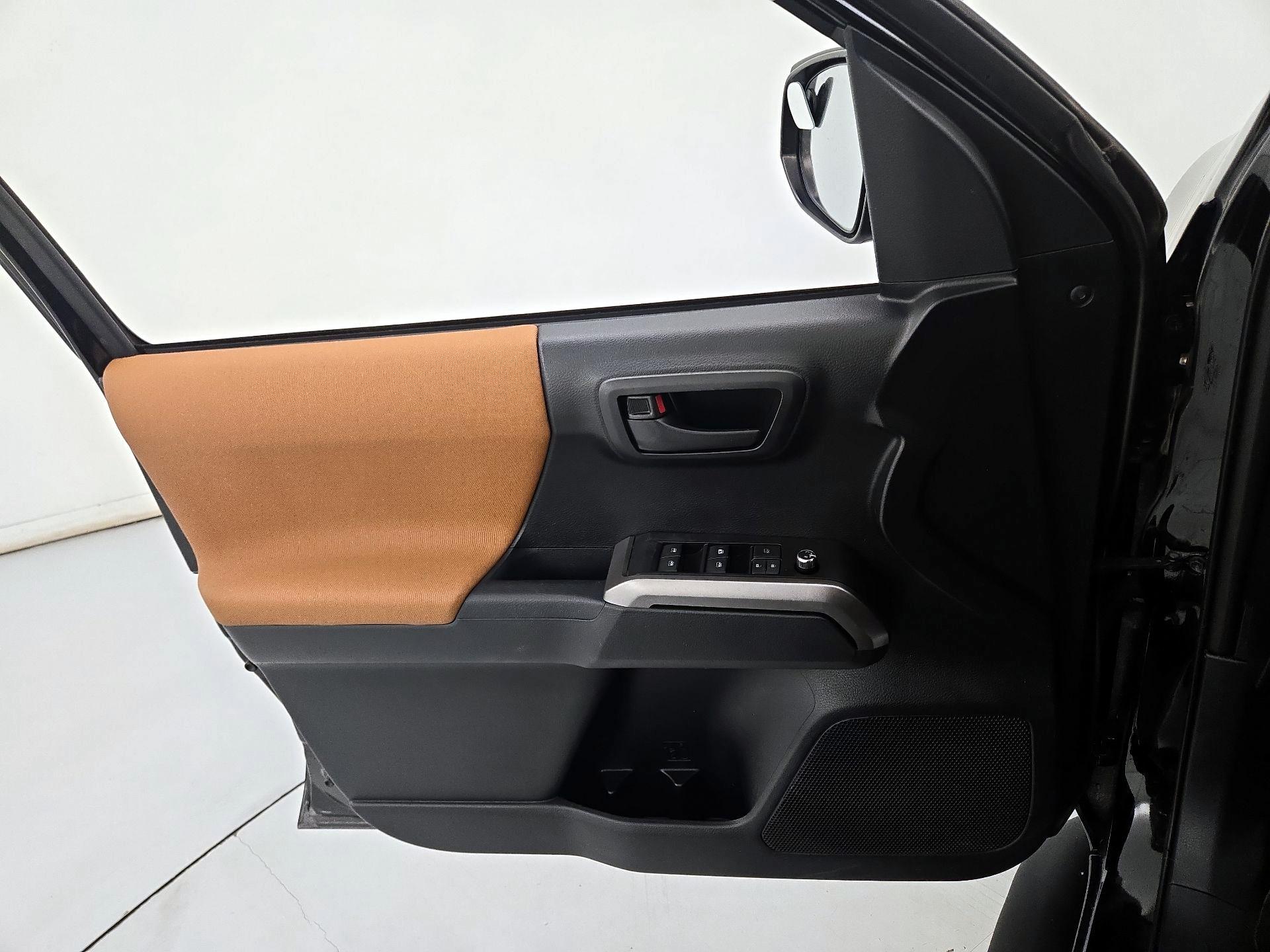 Thumbnail: 2016 Toyota Tacoma - 12