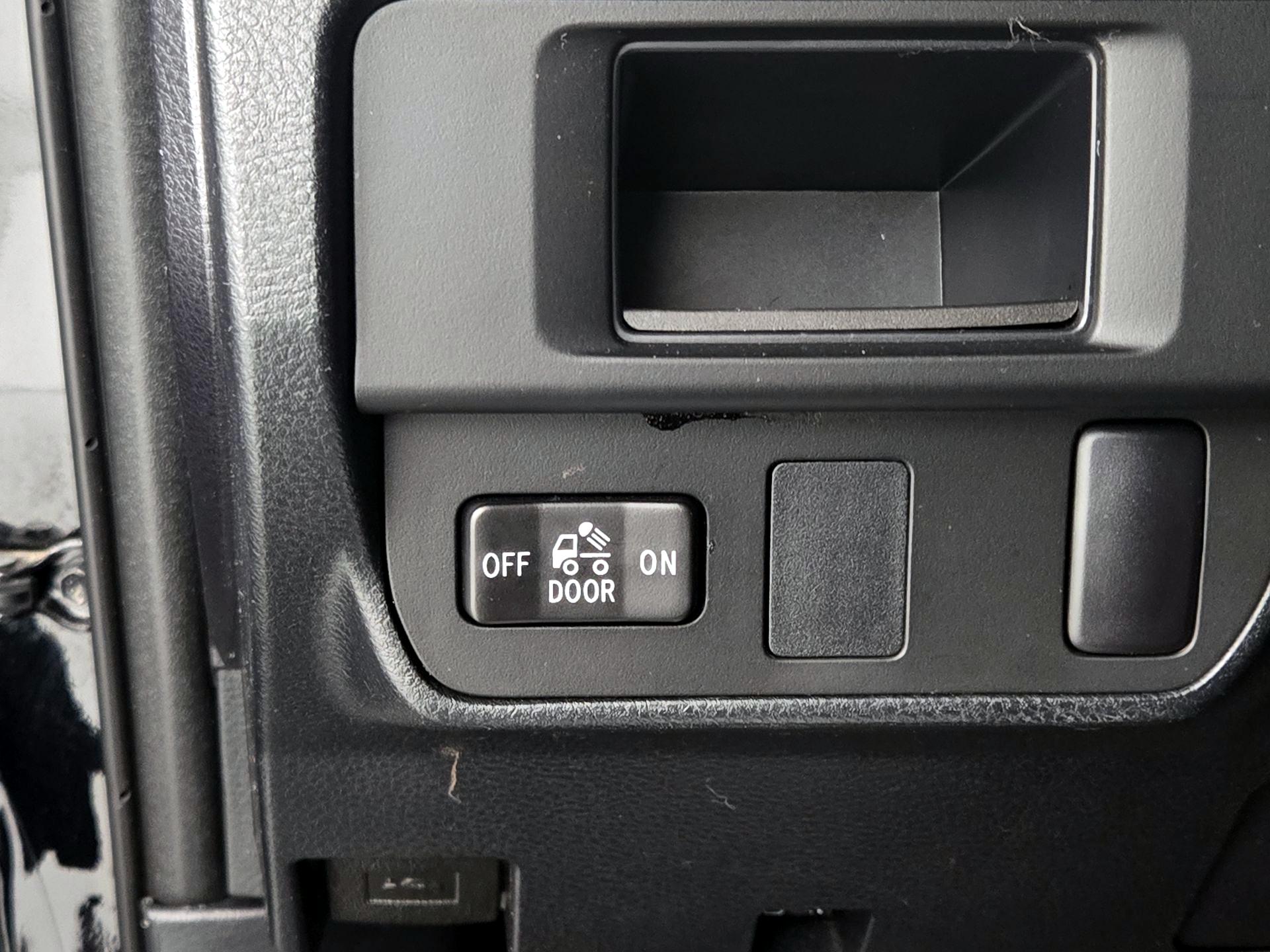 Thumbnail: 2016 Toyota Tacoma - 13