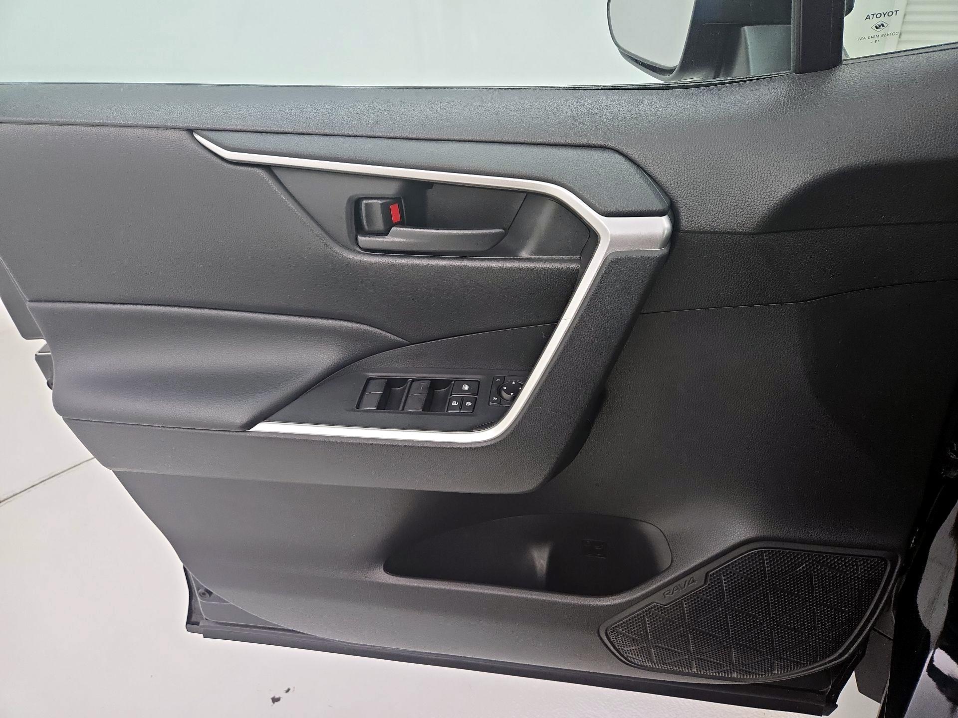 Thumbnail: 2020 Toyota RAV4 - 12