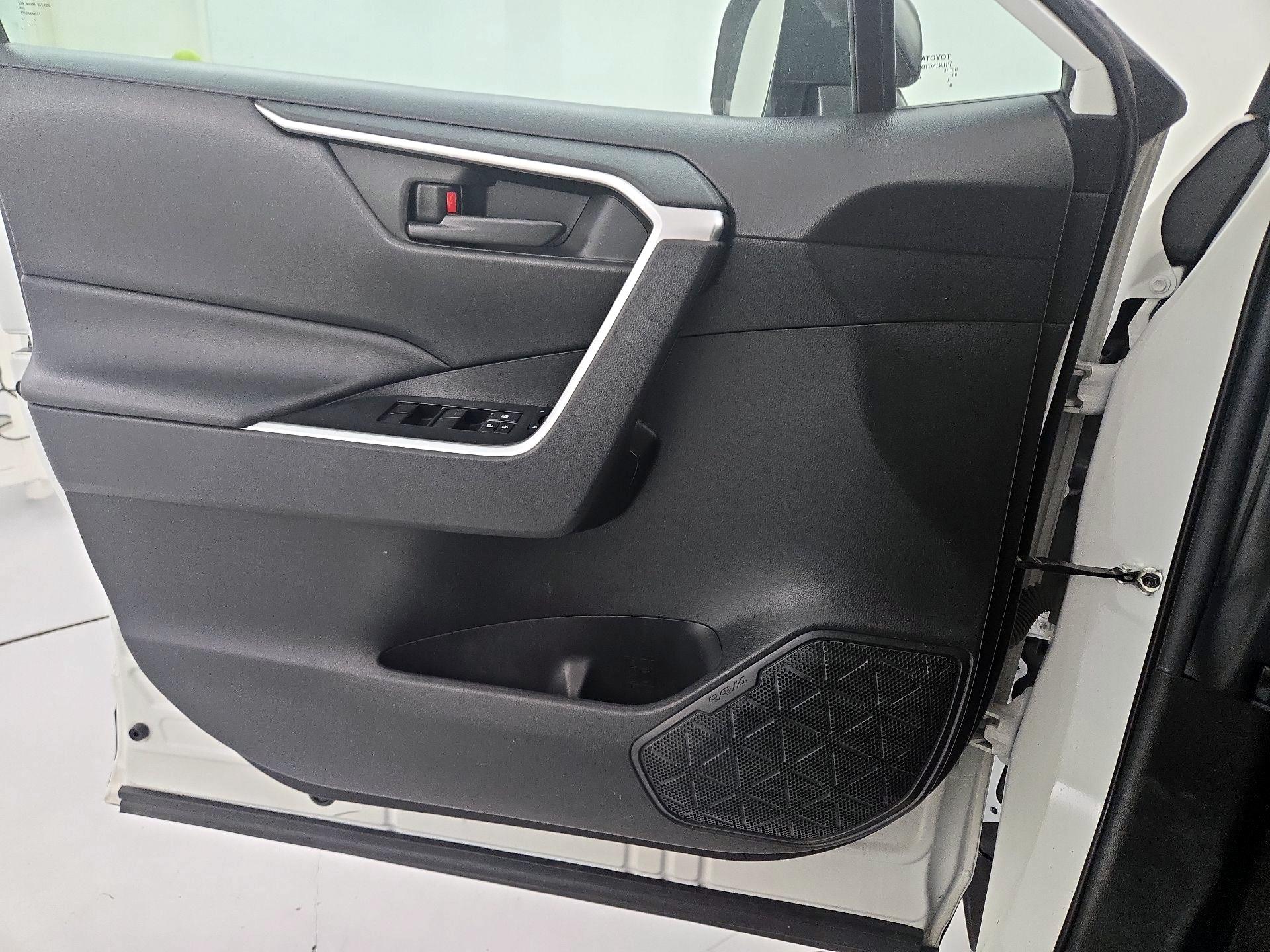 Thumbnail: 2020 Toyota RAV4 - 12