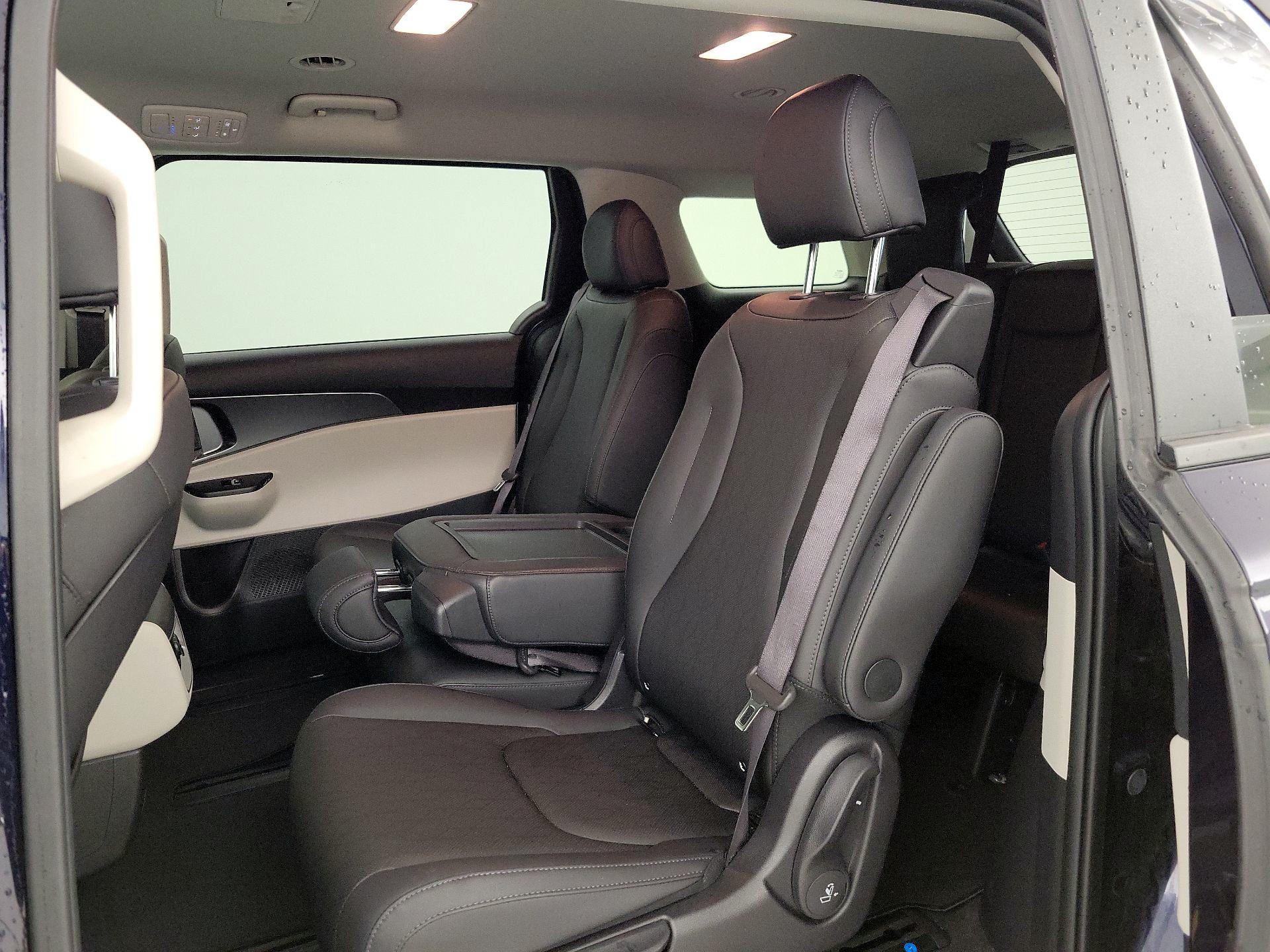 Thumbnail: 2023 Kia Carnival - 18