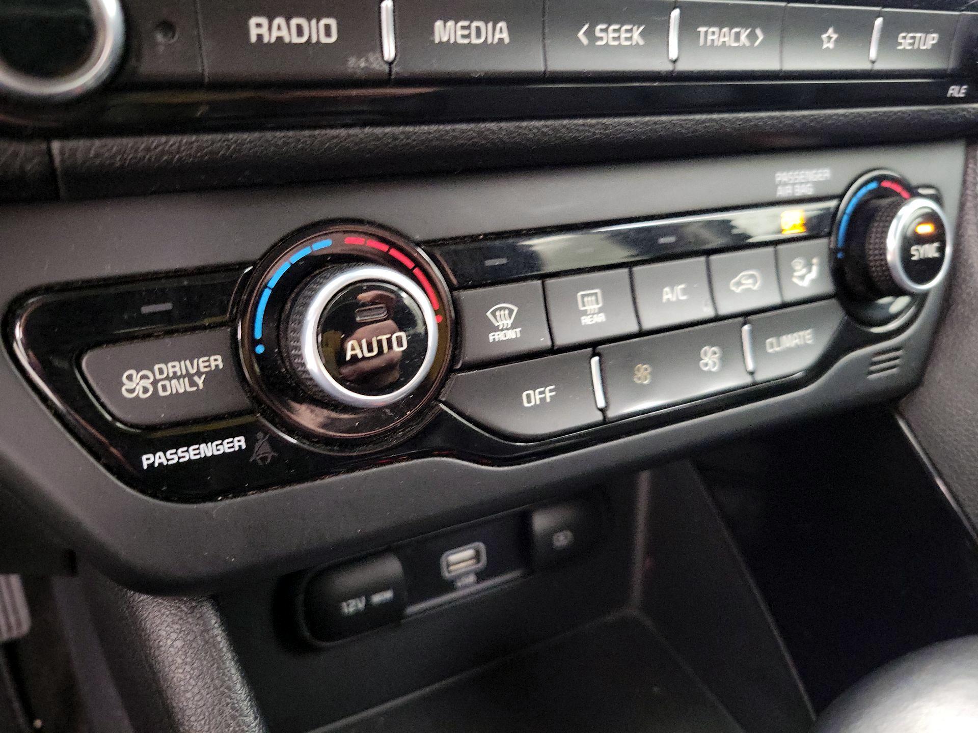 Thumbnail: 2022 Kia Niro - 16