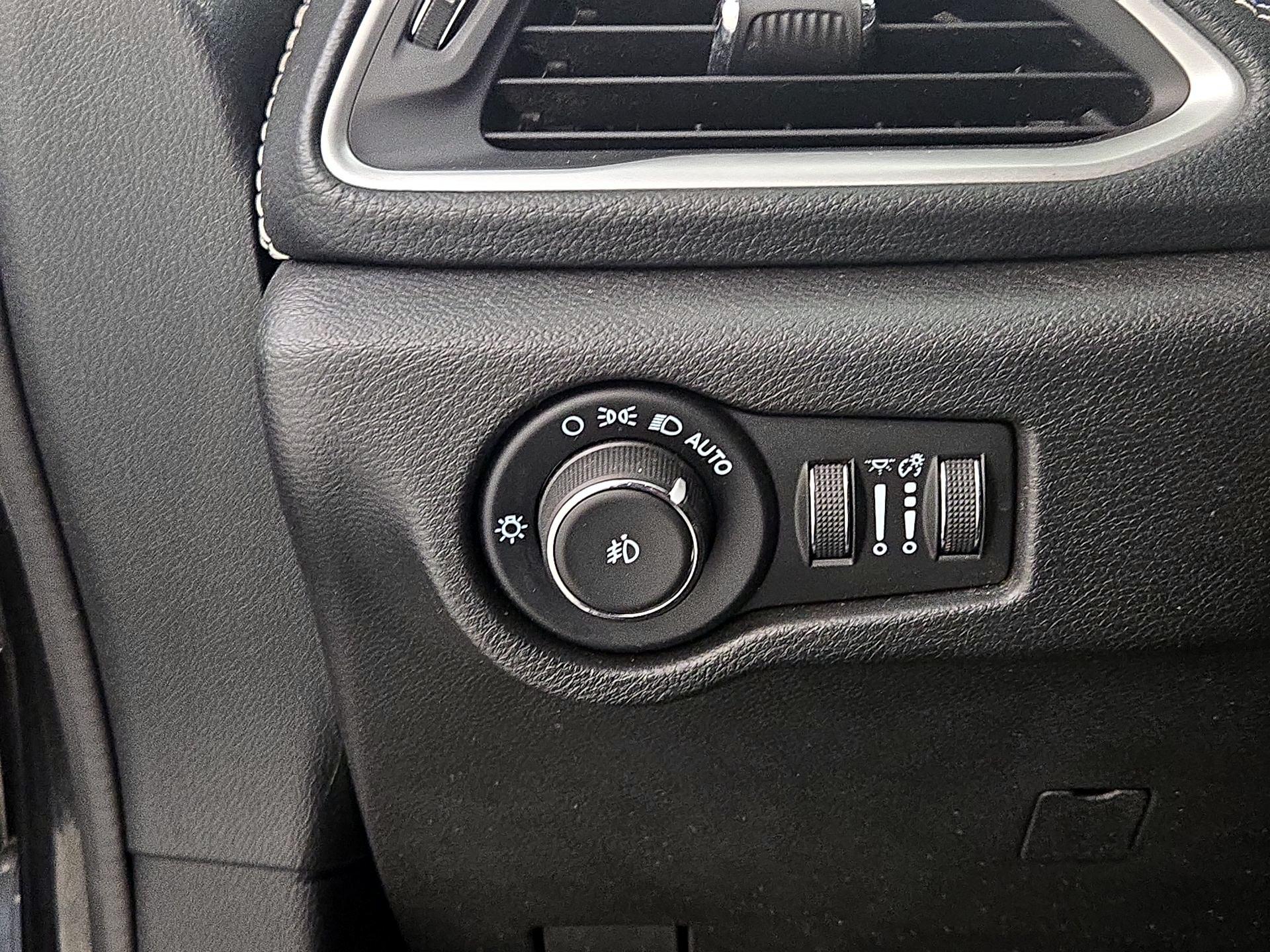 Thumbnail: 2021 Chrysler Pacifica - 13