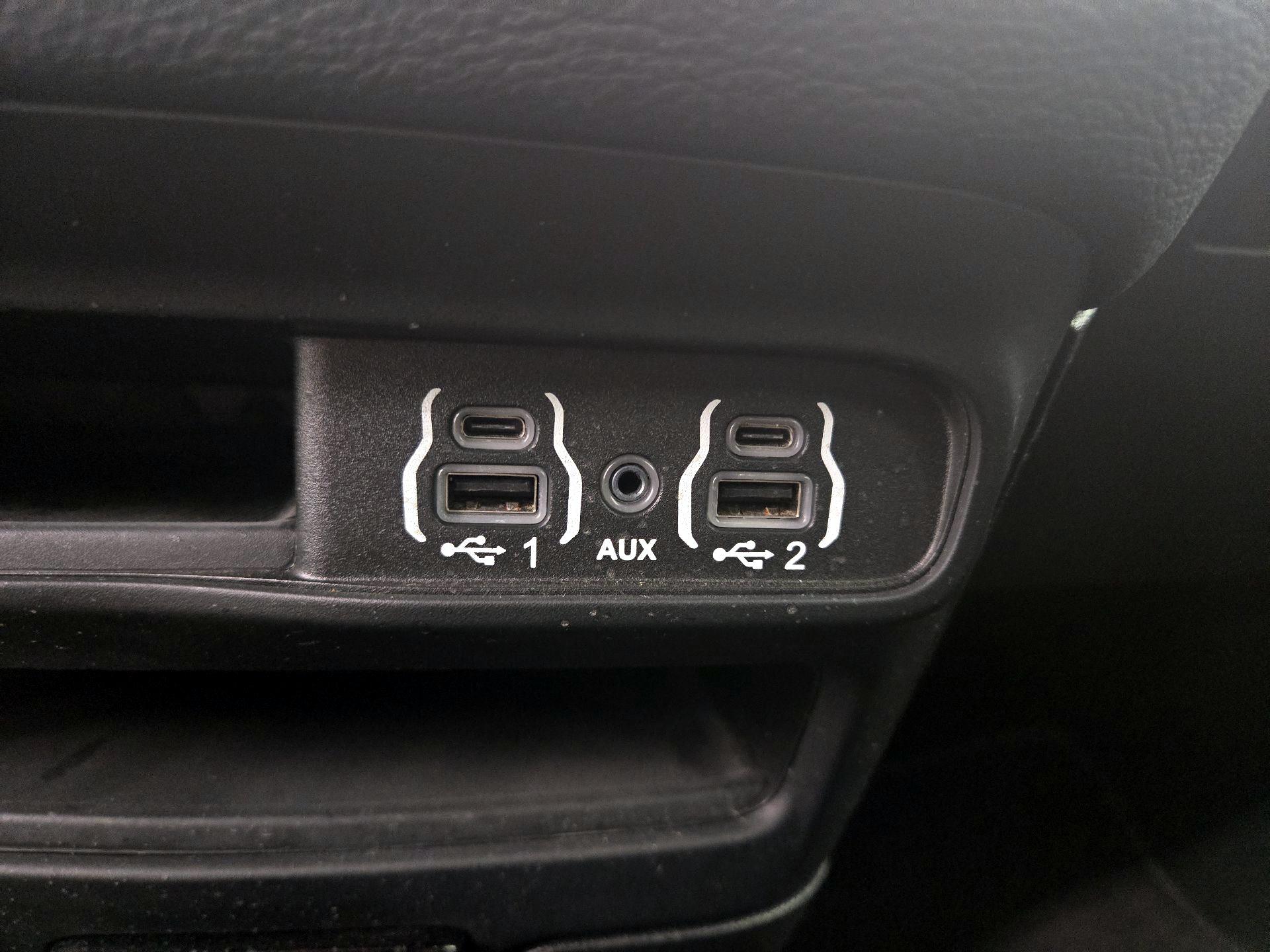 Thumbnail: 2021 Chrysler Pacifica - 18