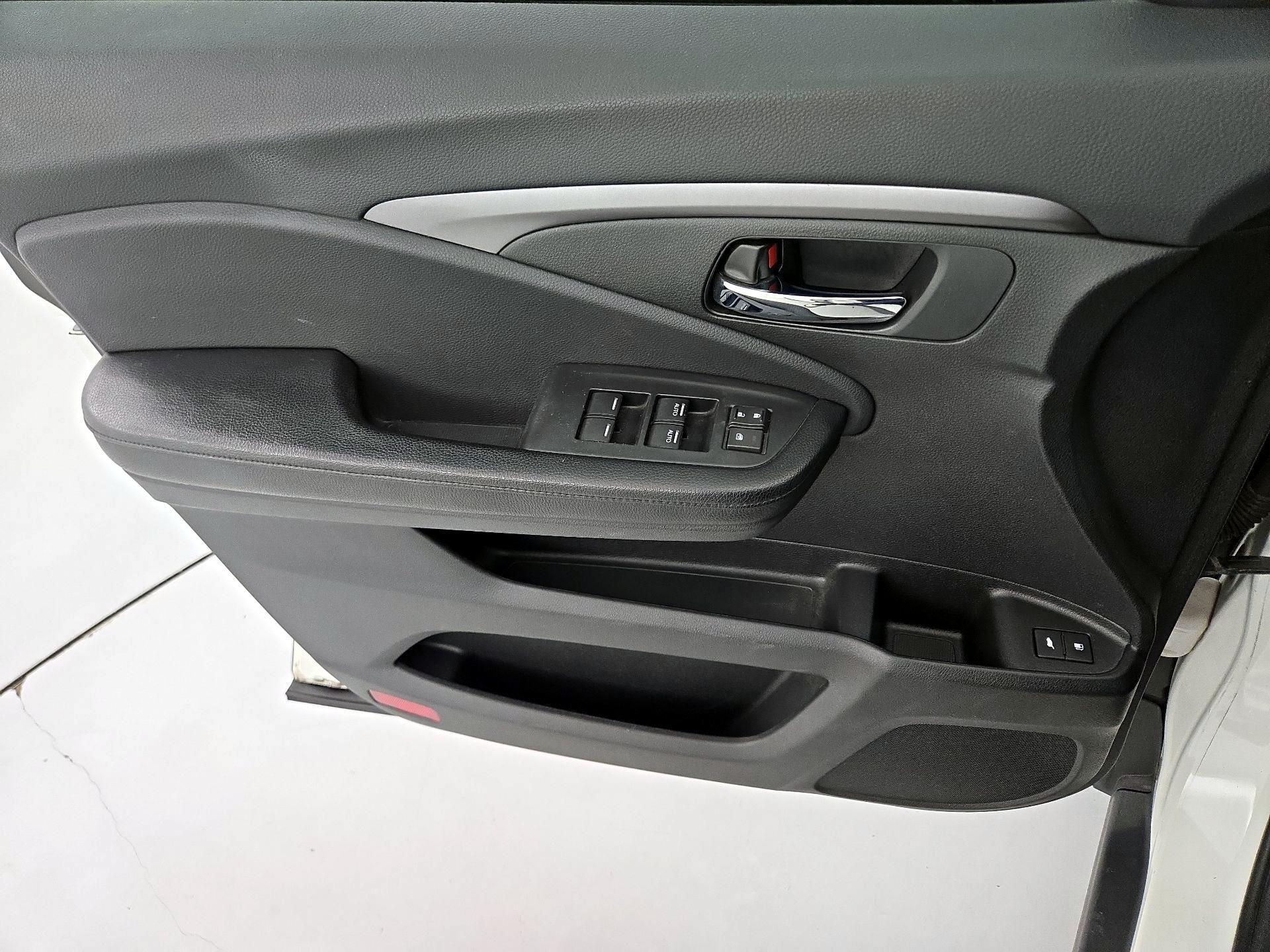 Thumbnail: 2017 Honda Pilot - 12