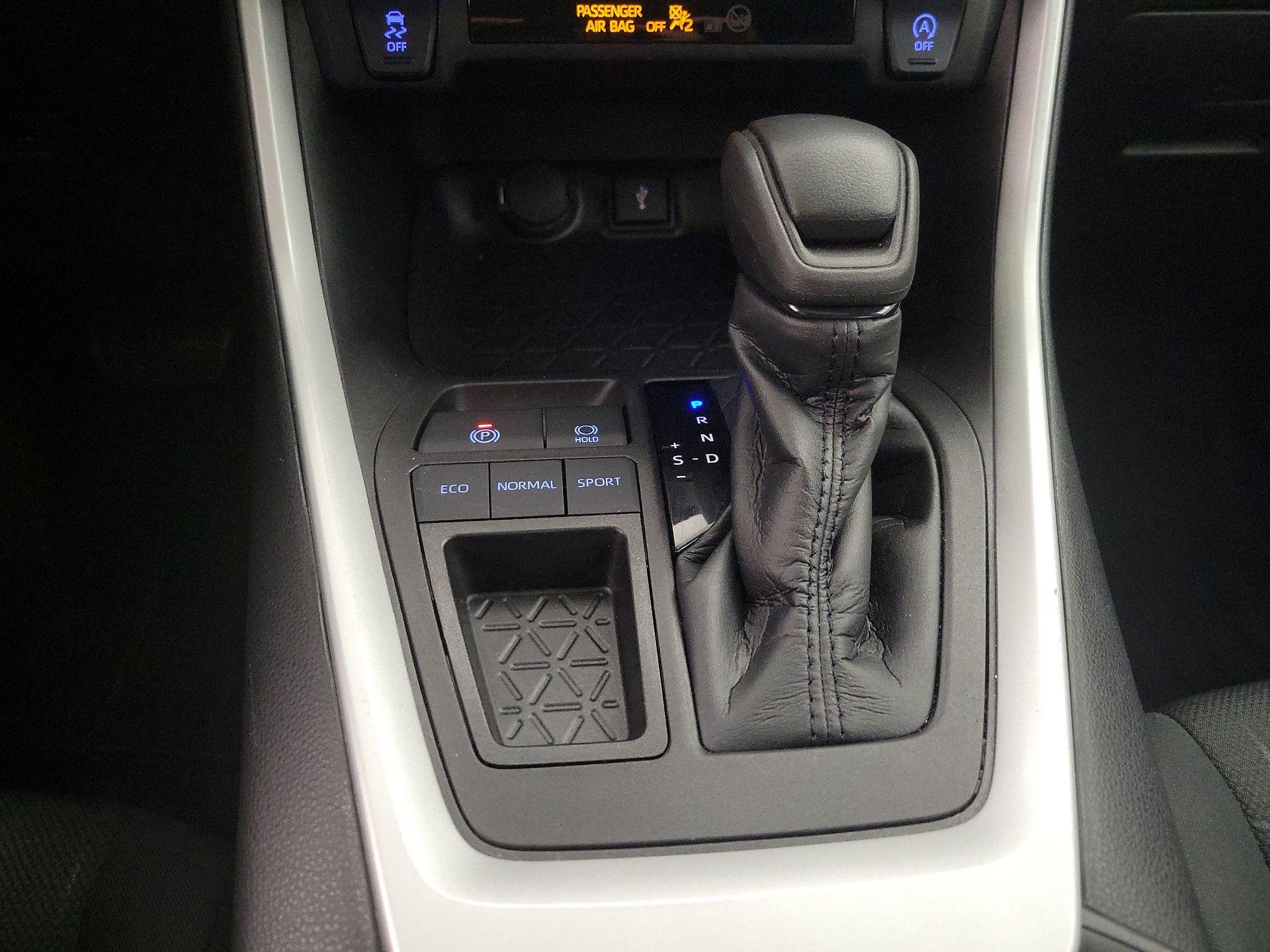 Thumbnail: 2021 Toyota RAV4 - 17