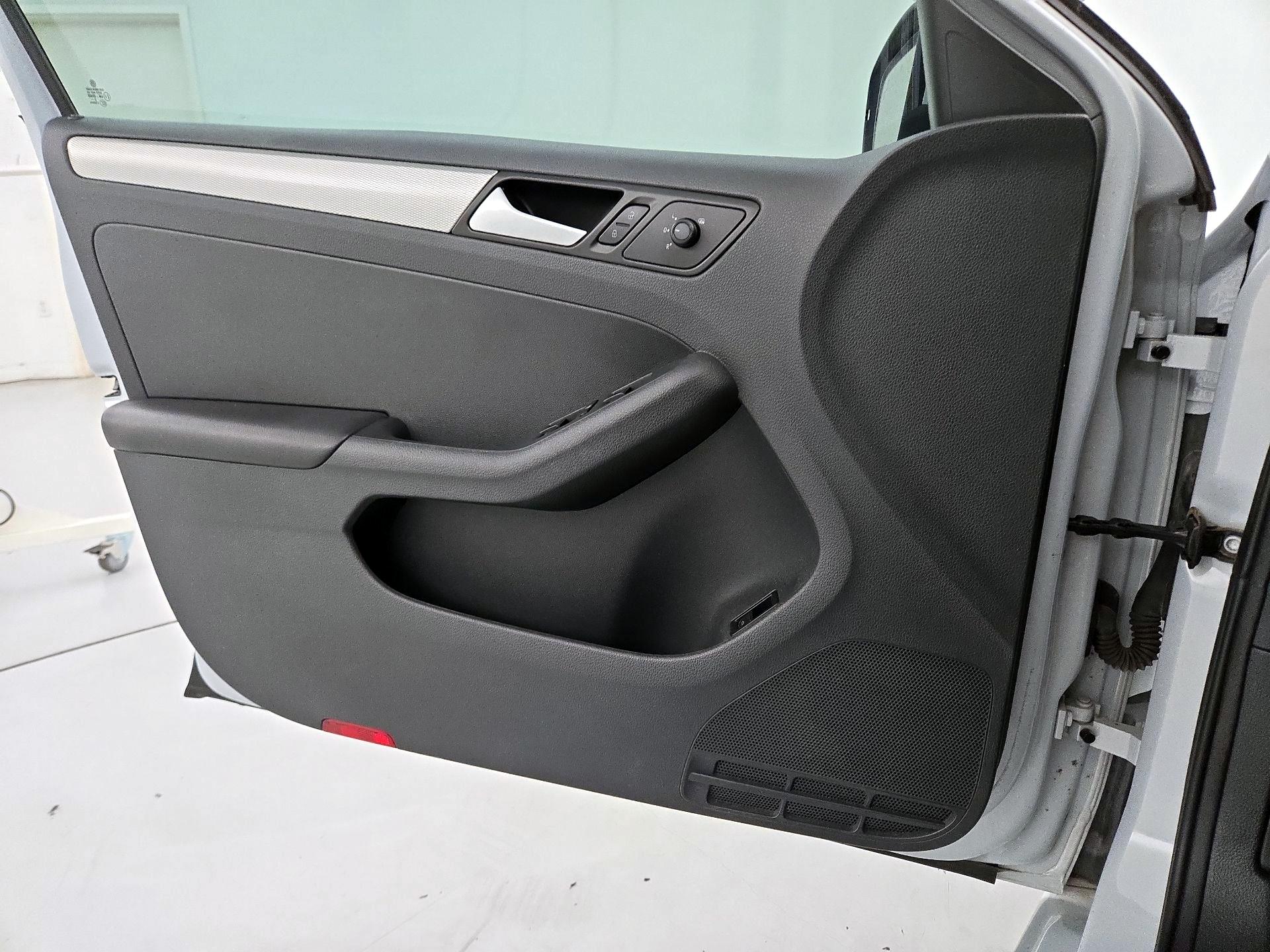 Thumbnail: 2017 Volkswagen Jetta - 12