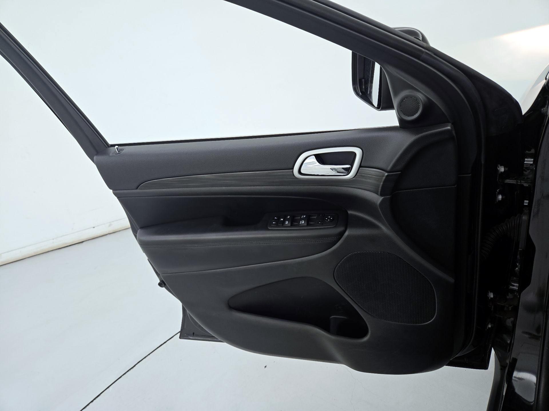 Thumbnail: 2022 Jeep Grand Cherokee - 12