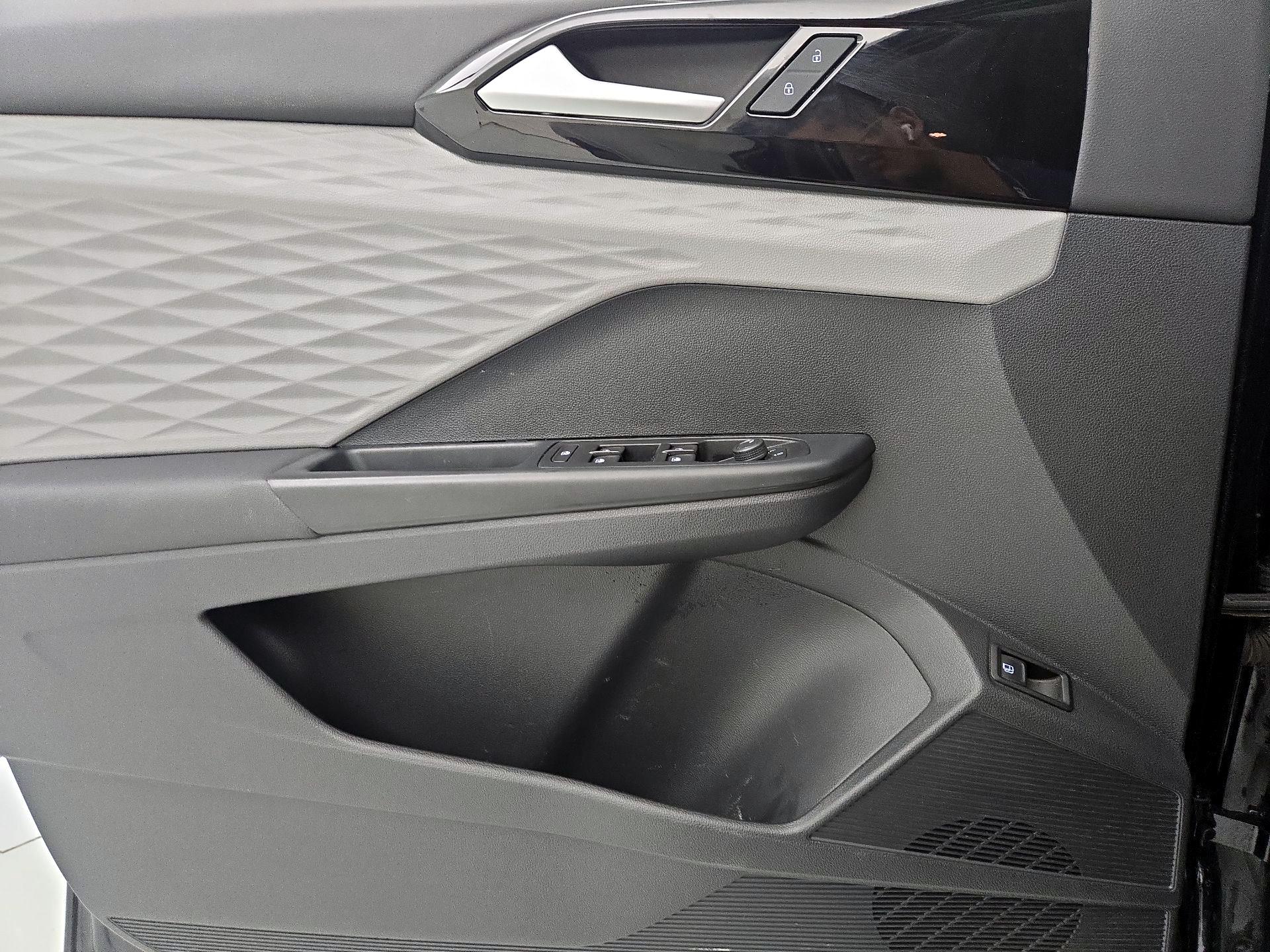 Thumbnail: 2022 Volkswagen Taos - 12