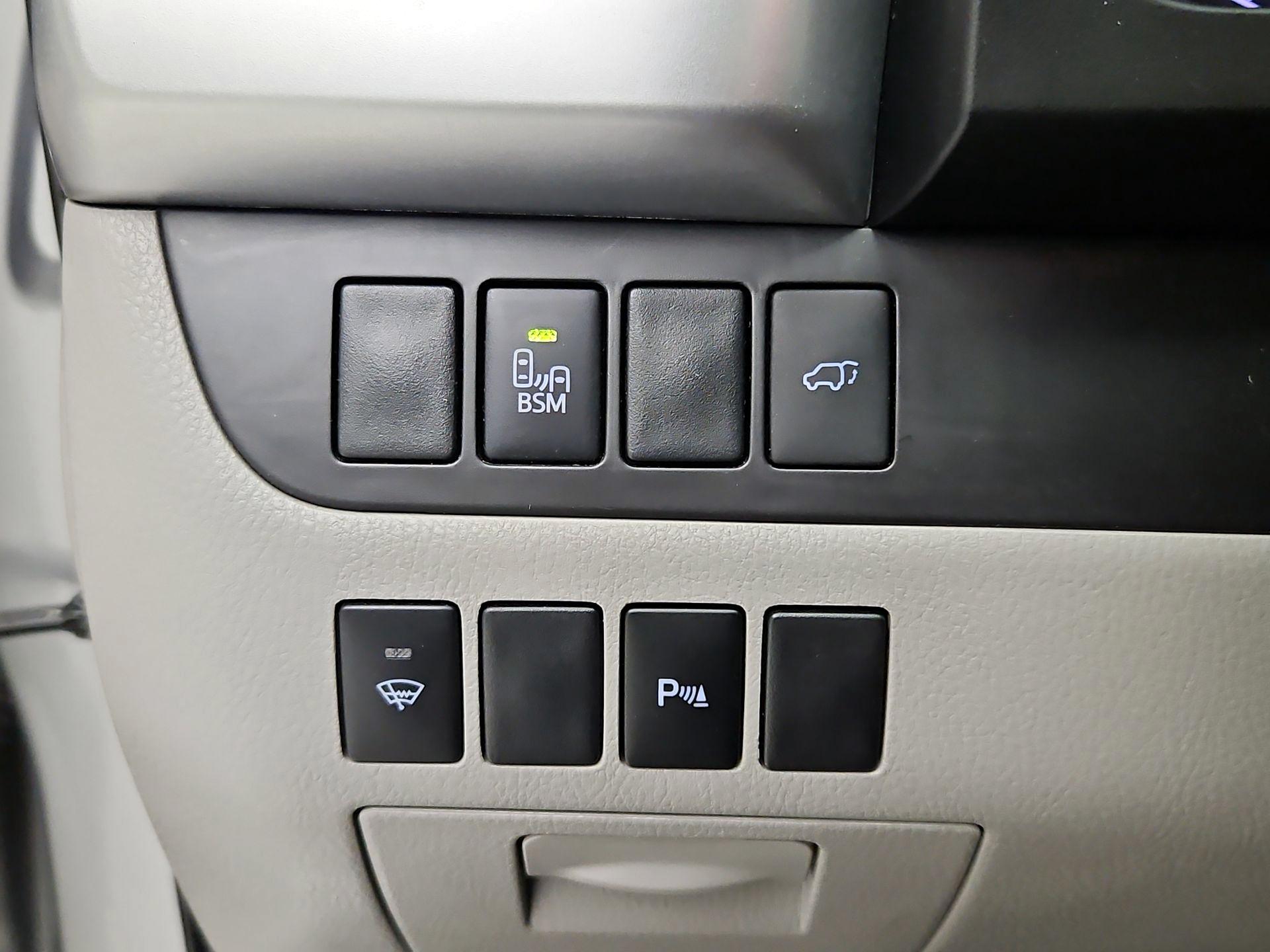 Thumbnail: 2016 Toyota Highlander - 13