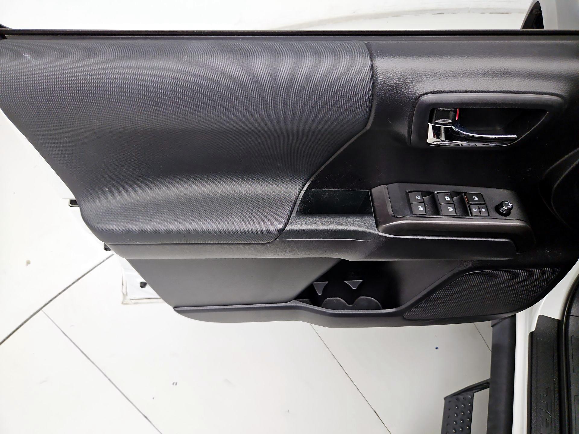 Thumbnail: 2020 Toyota Tacoma - 12