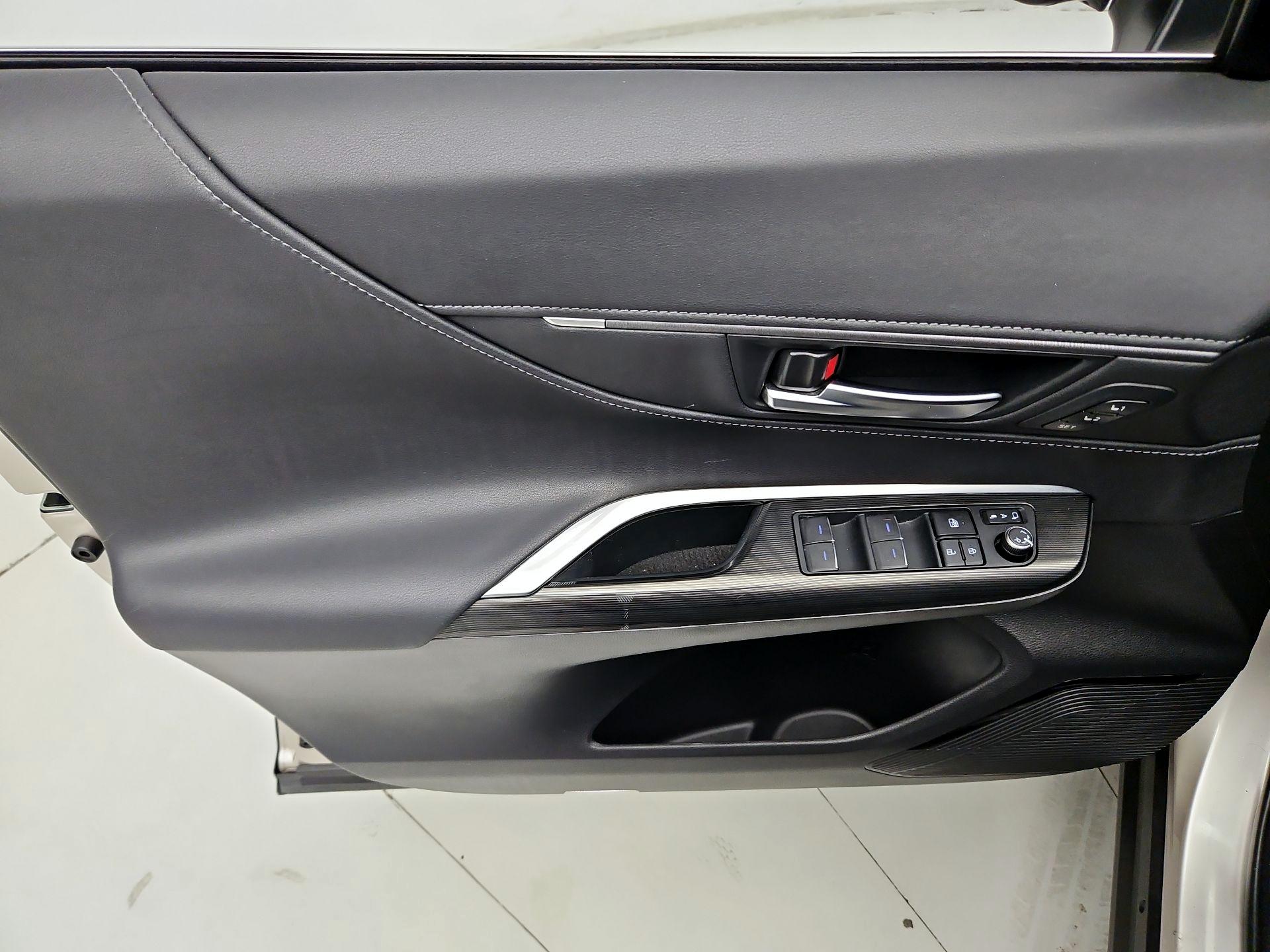 Thumbnail: 2021 Toyota Venza - 12