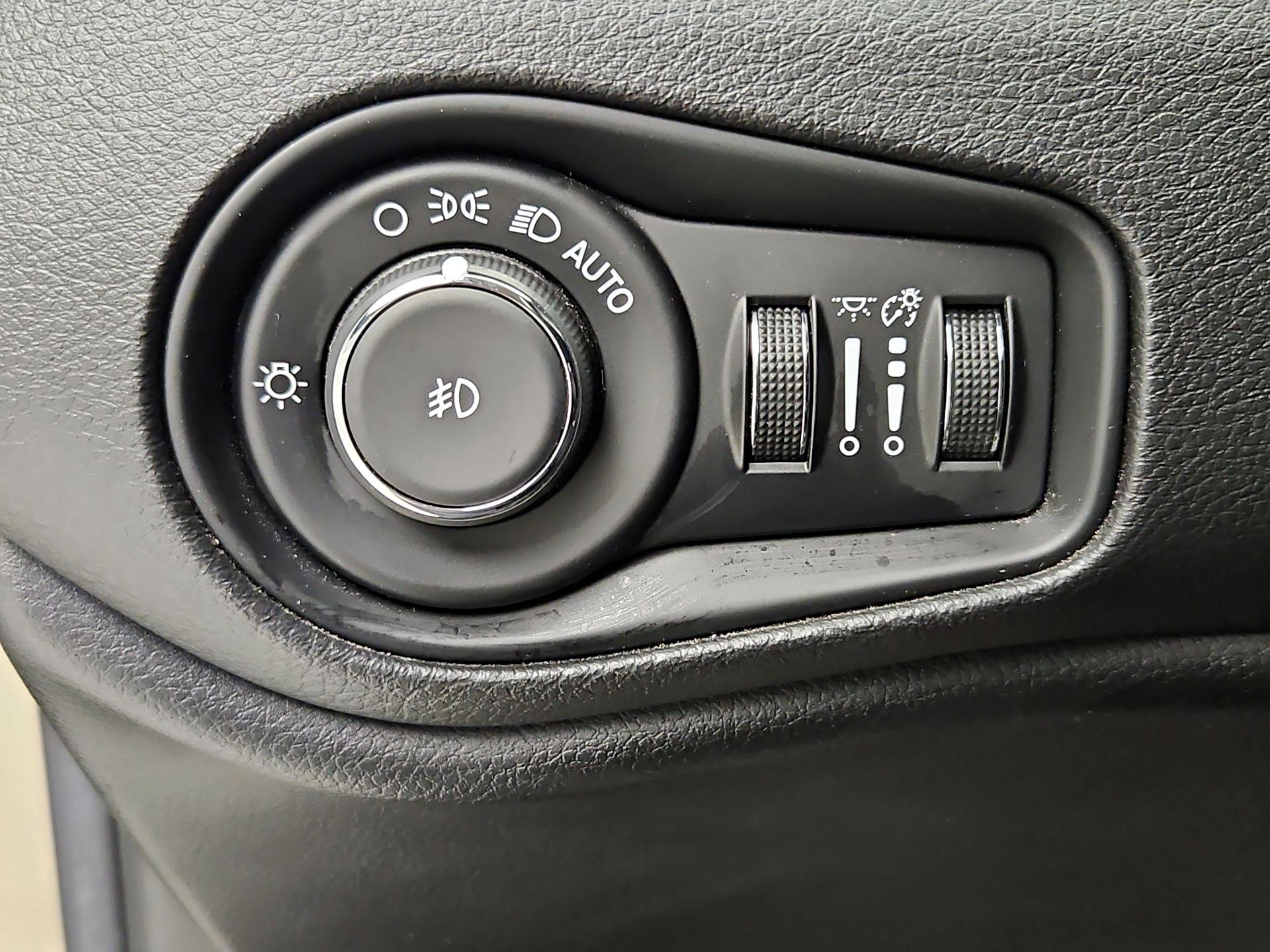 Thumbnail: 2015 Jeep Renegade - 13