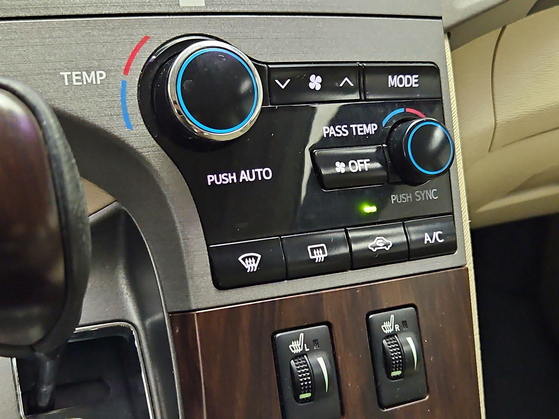 Thumbnail: 2014 Toyota Venza - 16