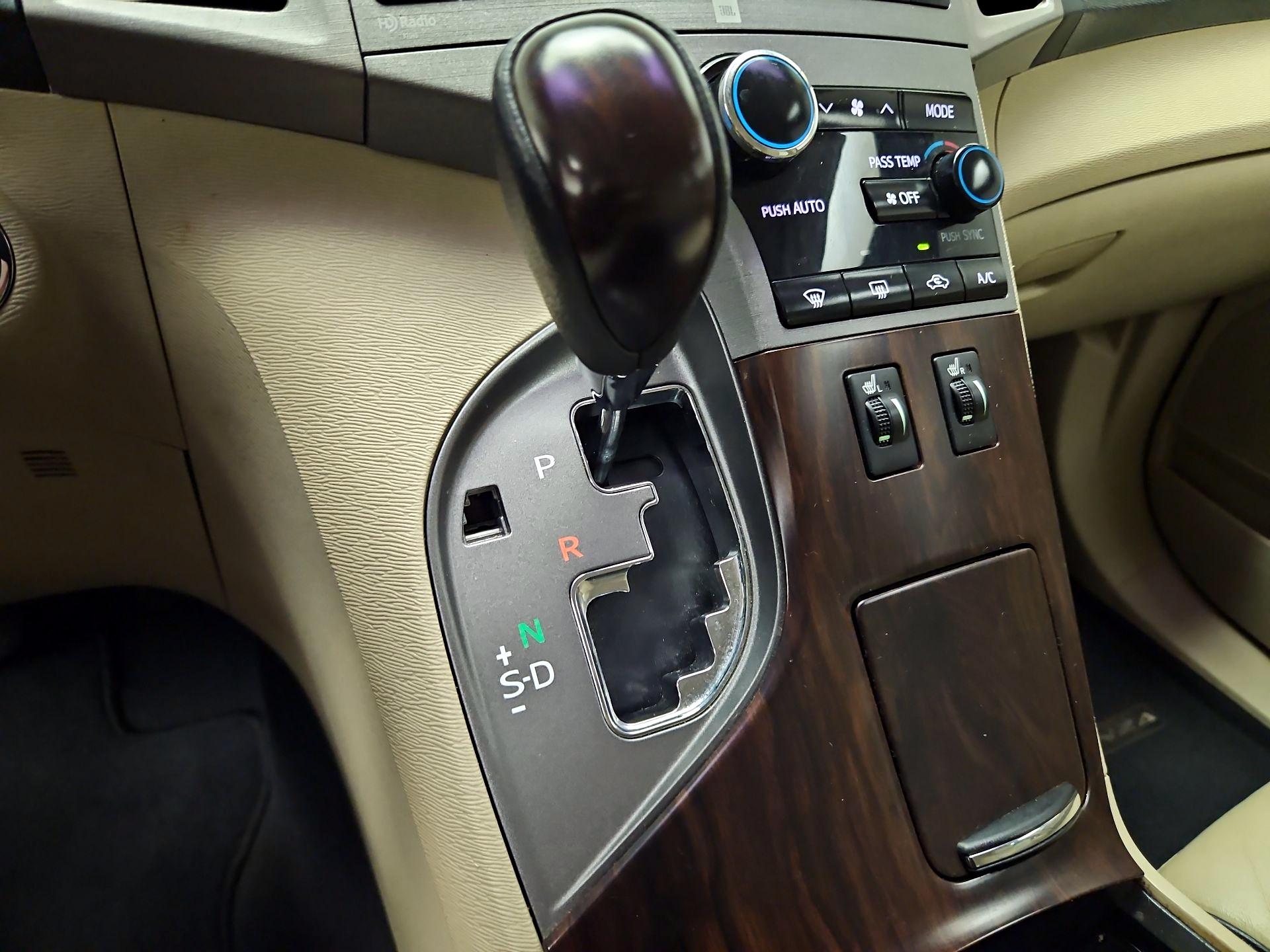 Thumbnail: 2014 Toyota Venza - 17