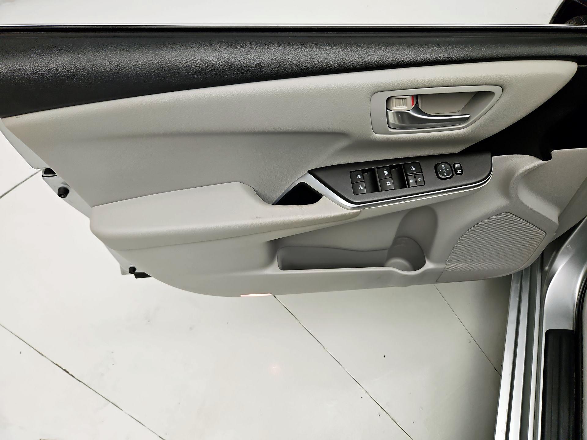 Thumbnail: 2015 Toyota Camry - 12