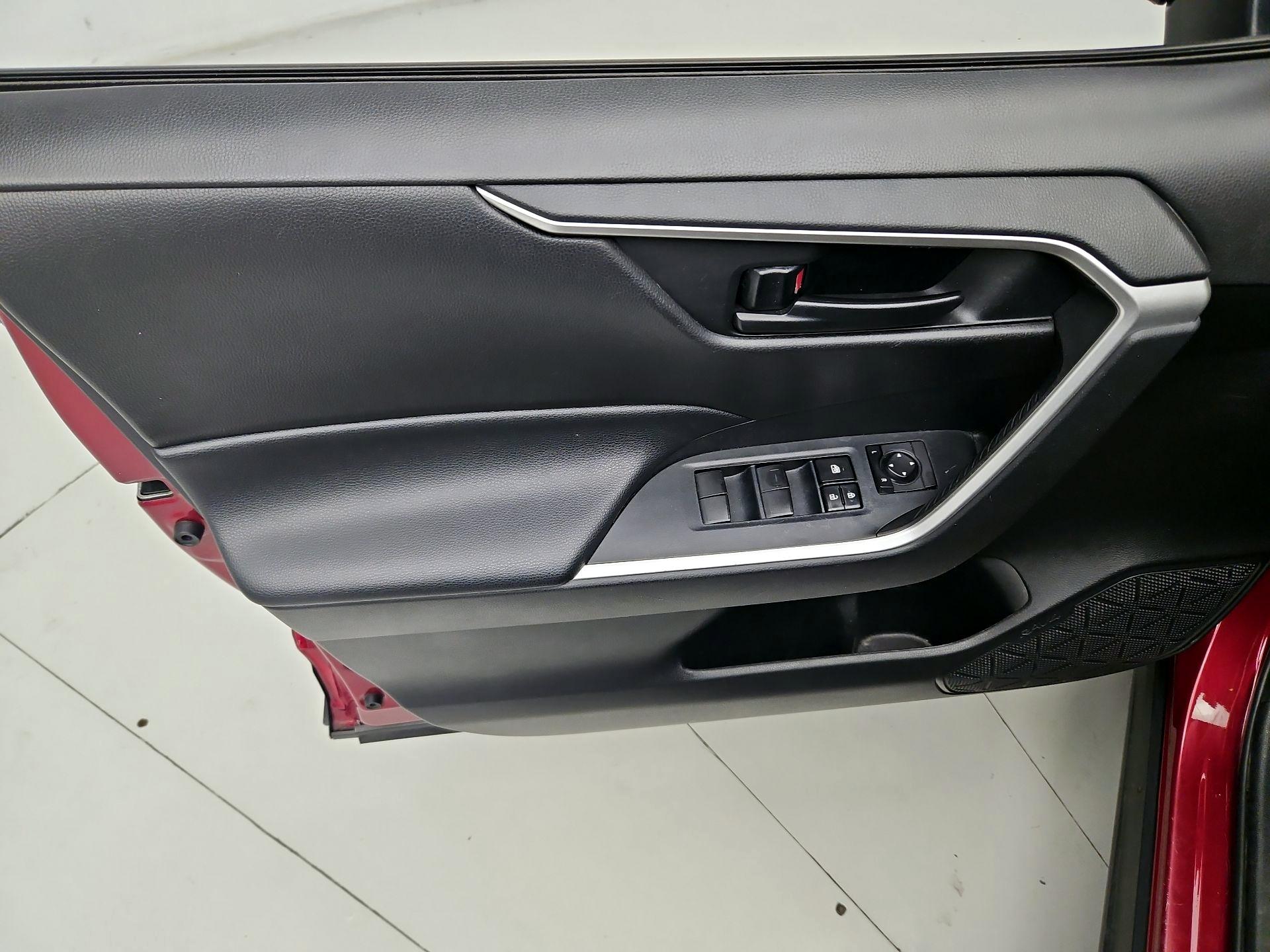 Thumbnail: 2020 Toyota RAV4 - 12