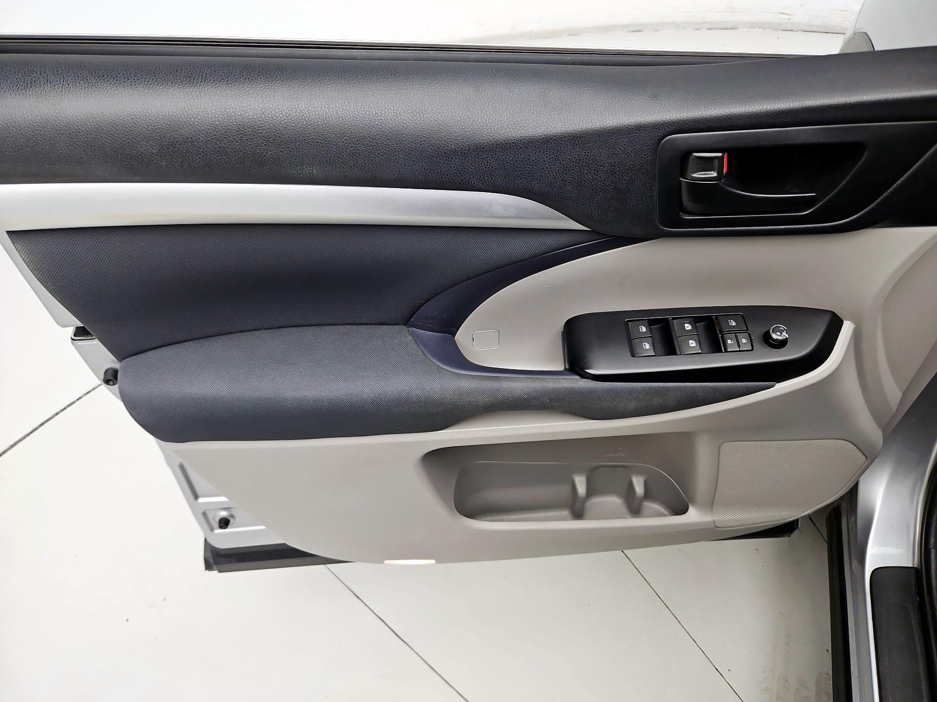 Thumbnail: 2015 Toyota Highlander - 12