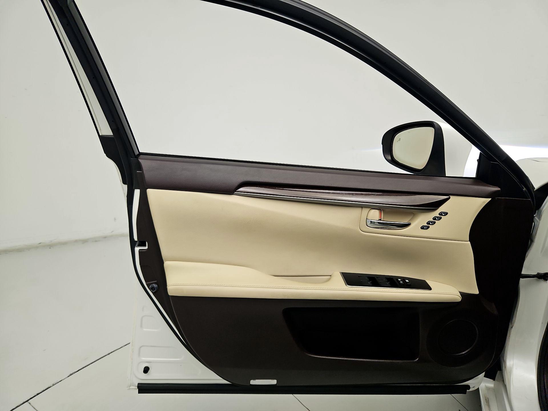 Thumbnail: 2017 Lexus ES - 12