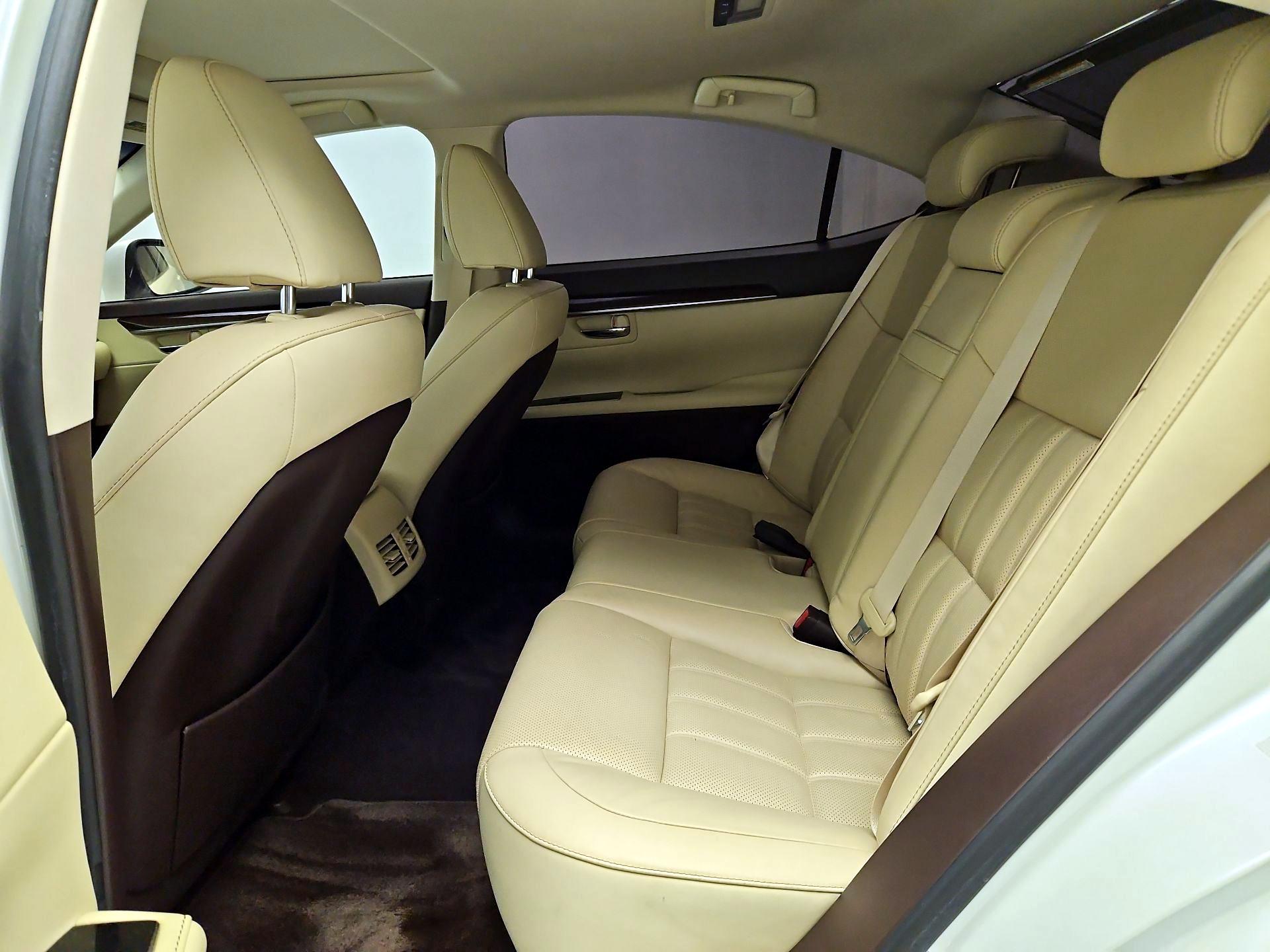 Thumbnail: 2017 Lexus ES - 18