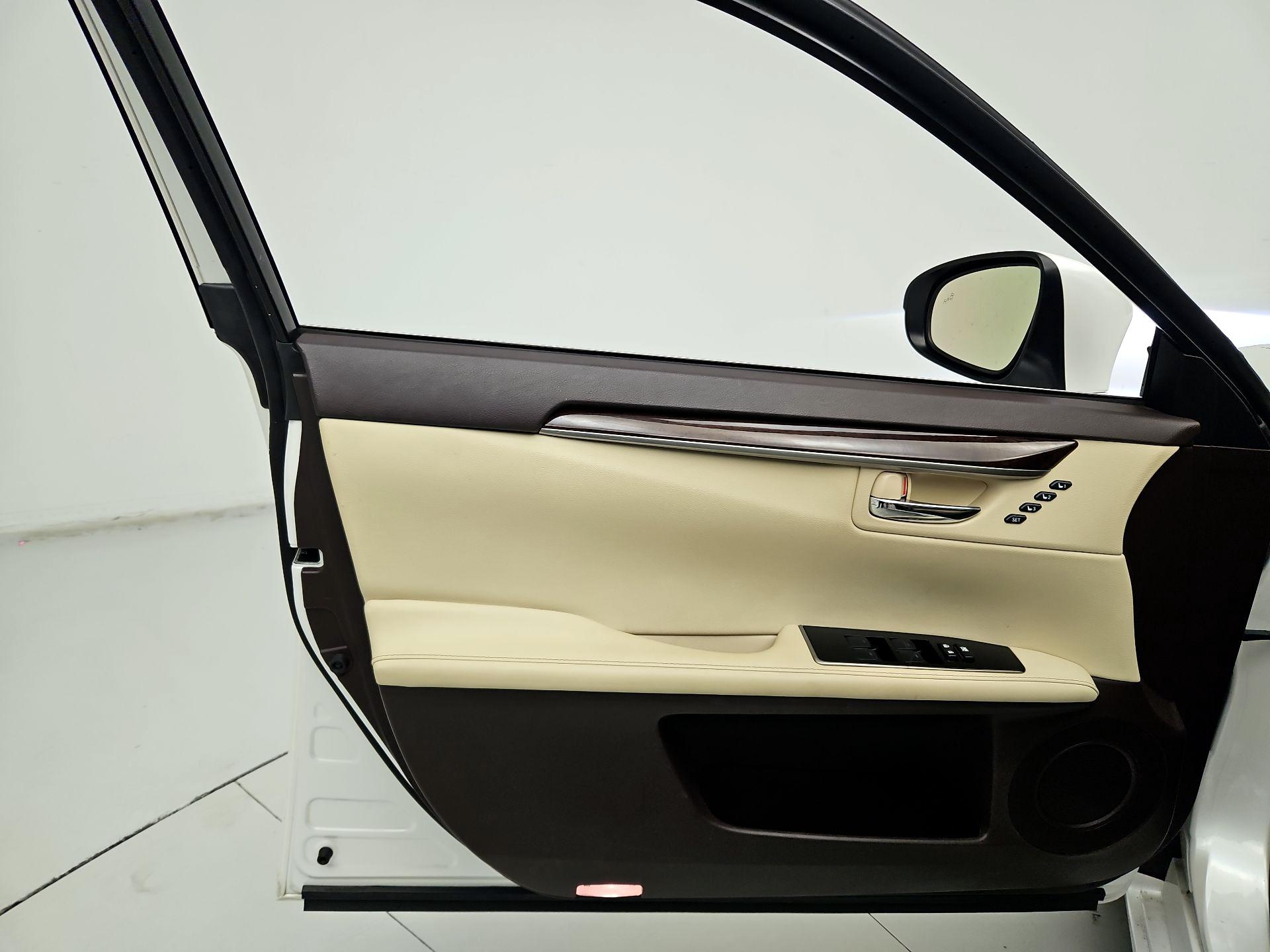 Thumbnail: 2018 Lexus ES - 12