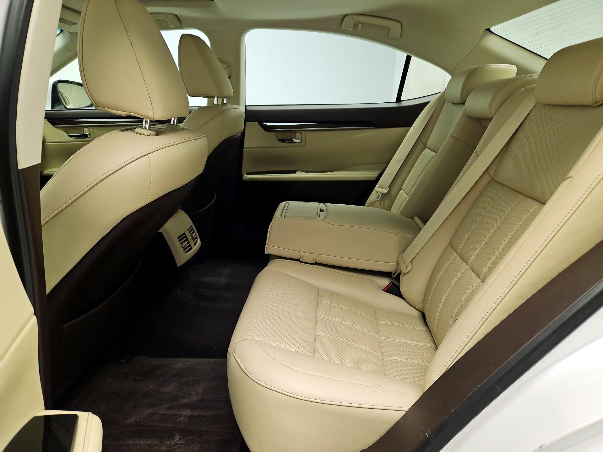 Thumbnail: 2018 Lexus ES - 17
