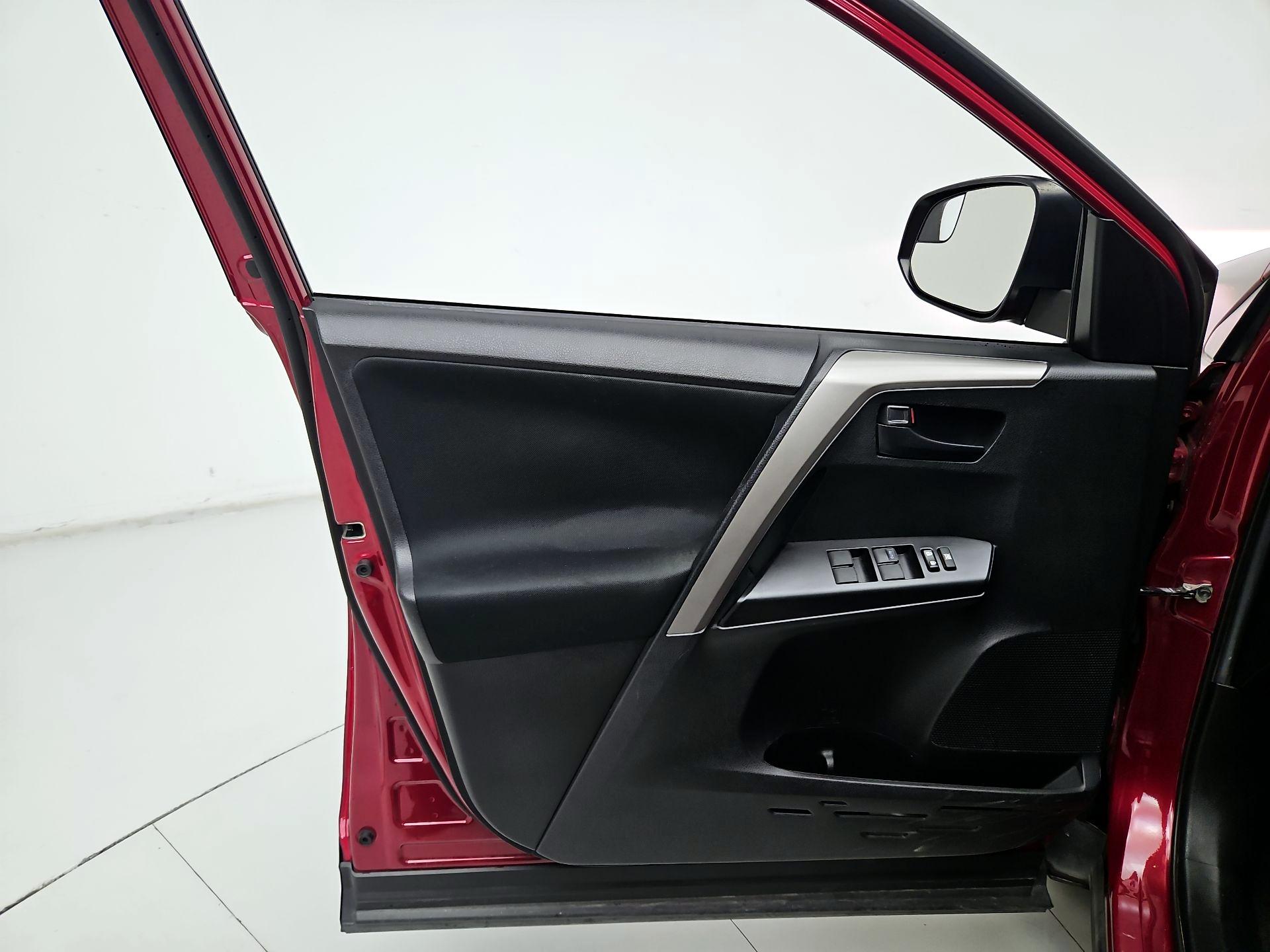 Thumbnail: 2018 Toyota RAV4 - 12