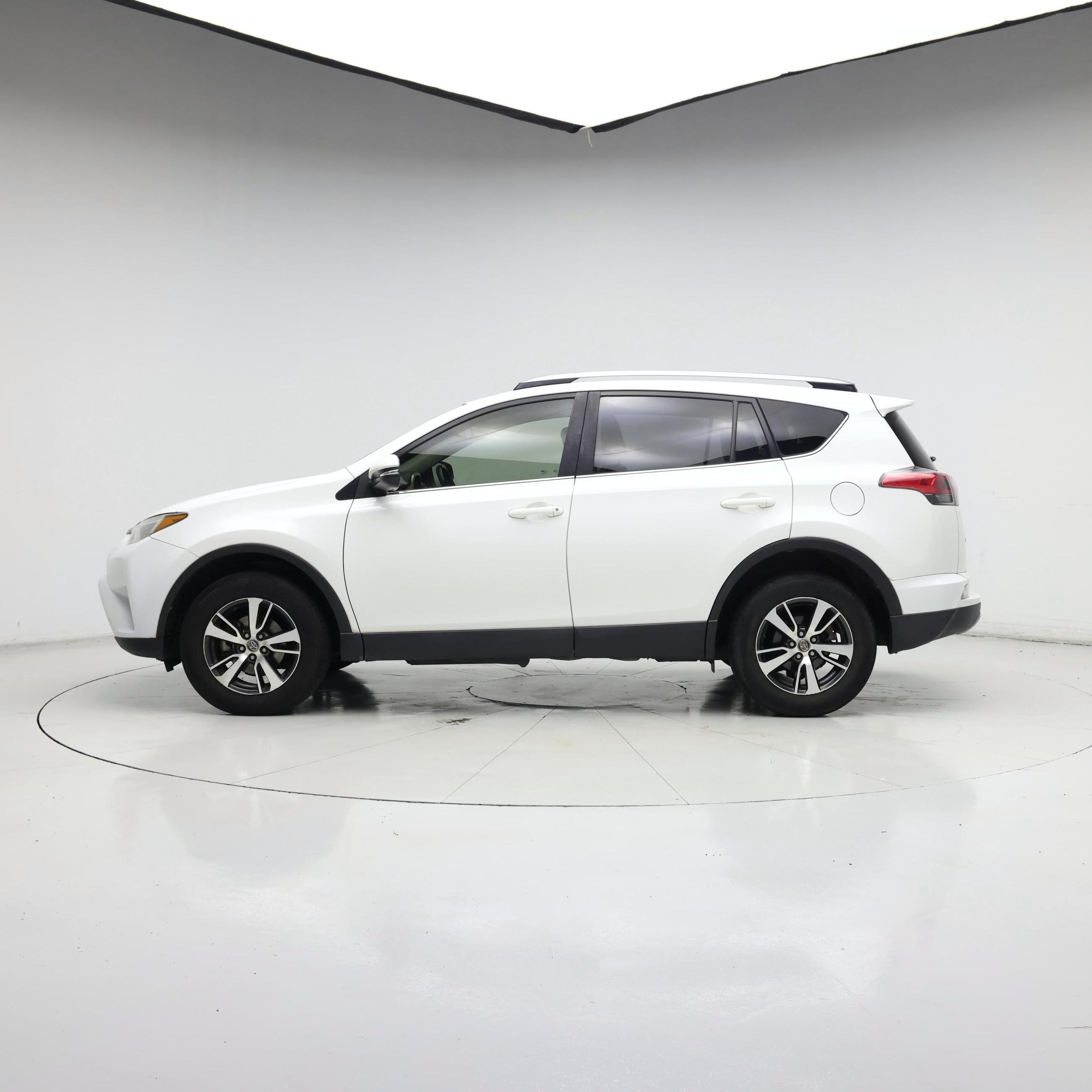 Thumbnail: 2018 Toyota RAV4 - 3