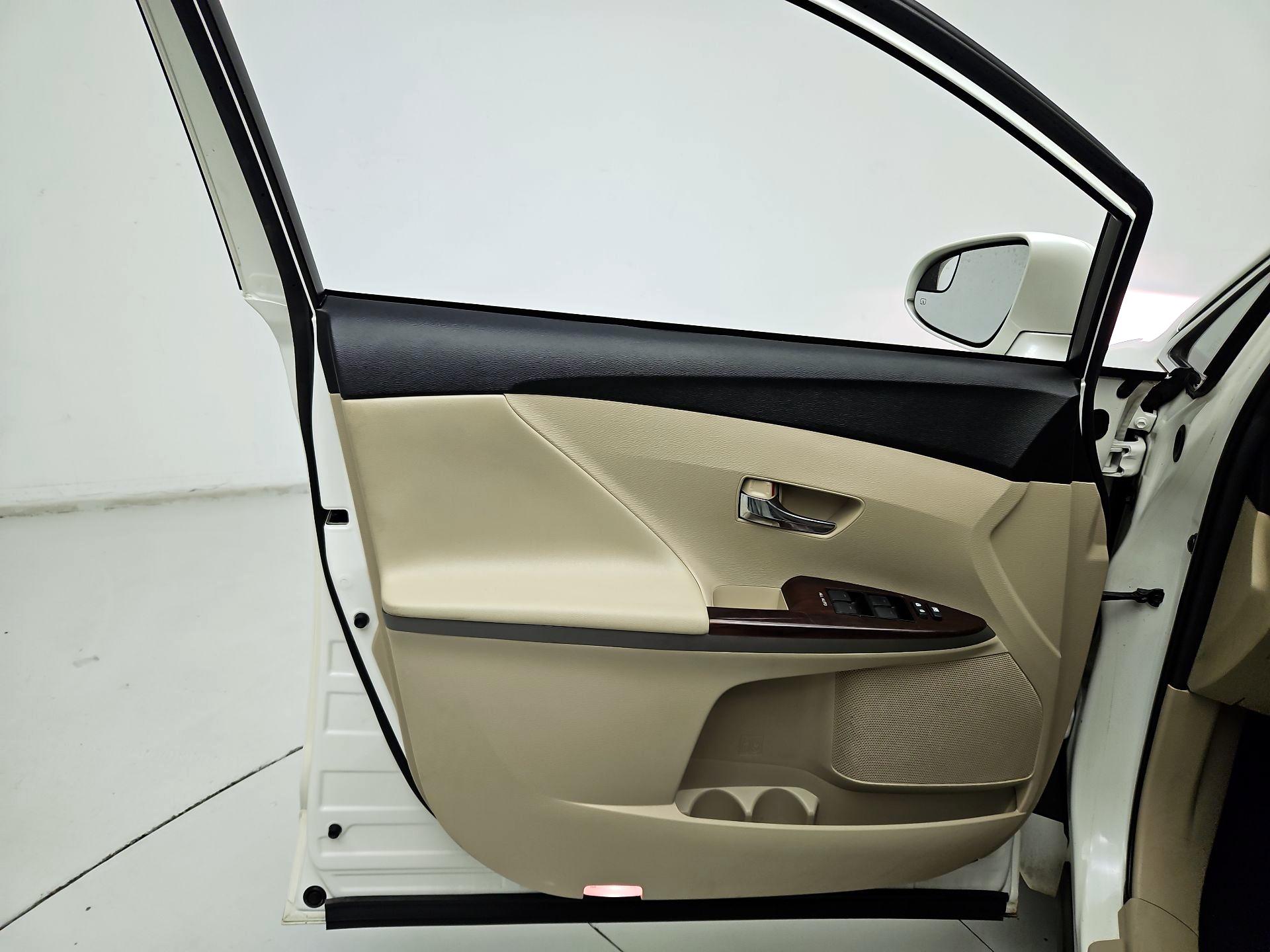 Thumbnail: 2014 Toyota Venza - 12