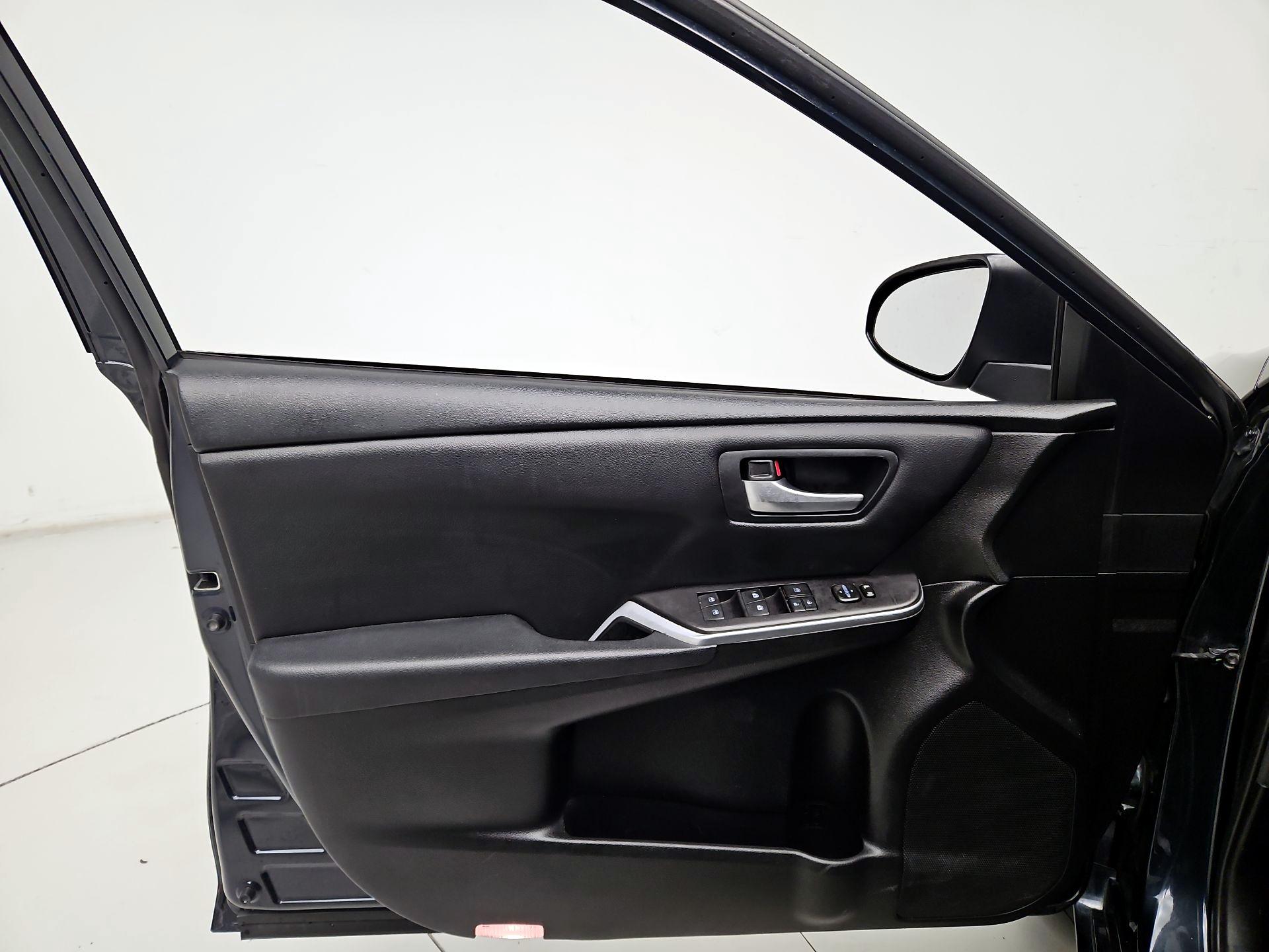 Thumbnail: 2017 Toyota Camry - 12