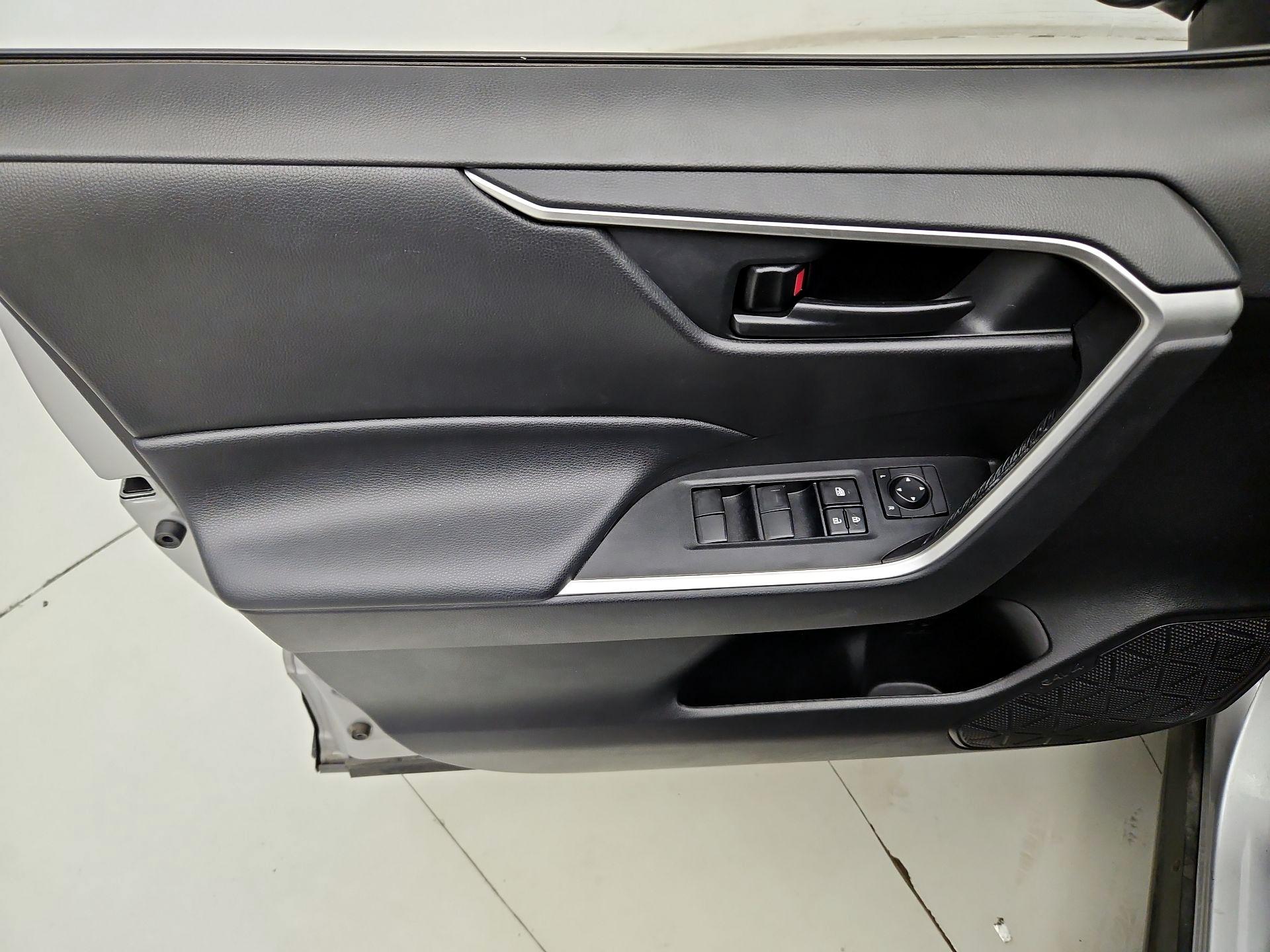 Thumbnail: 2020 Toyota RAV4 - 12