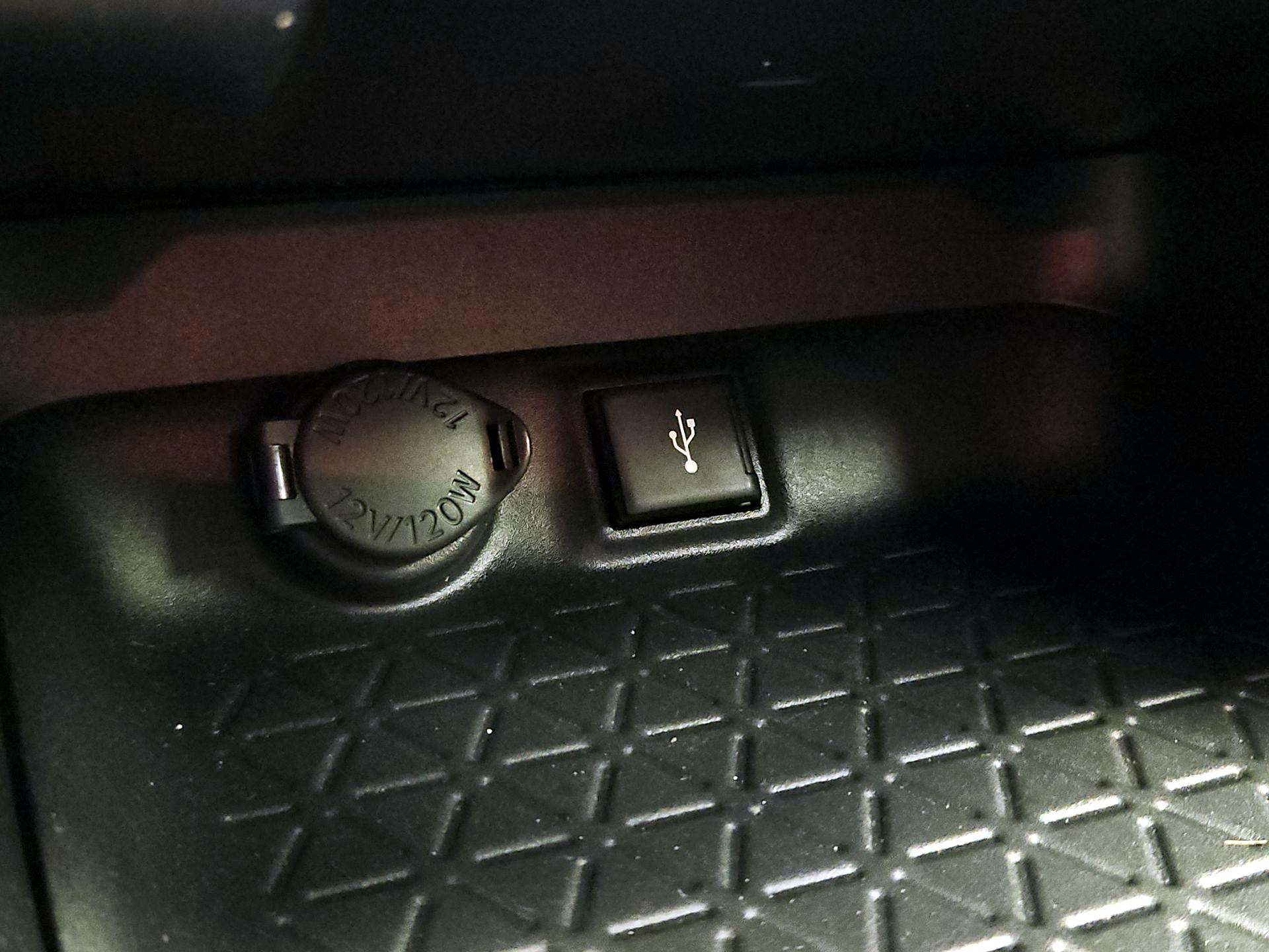 Thumbnail: 2020 Toyota RAV4 - 18